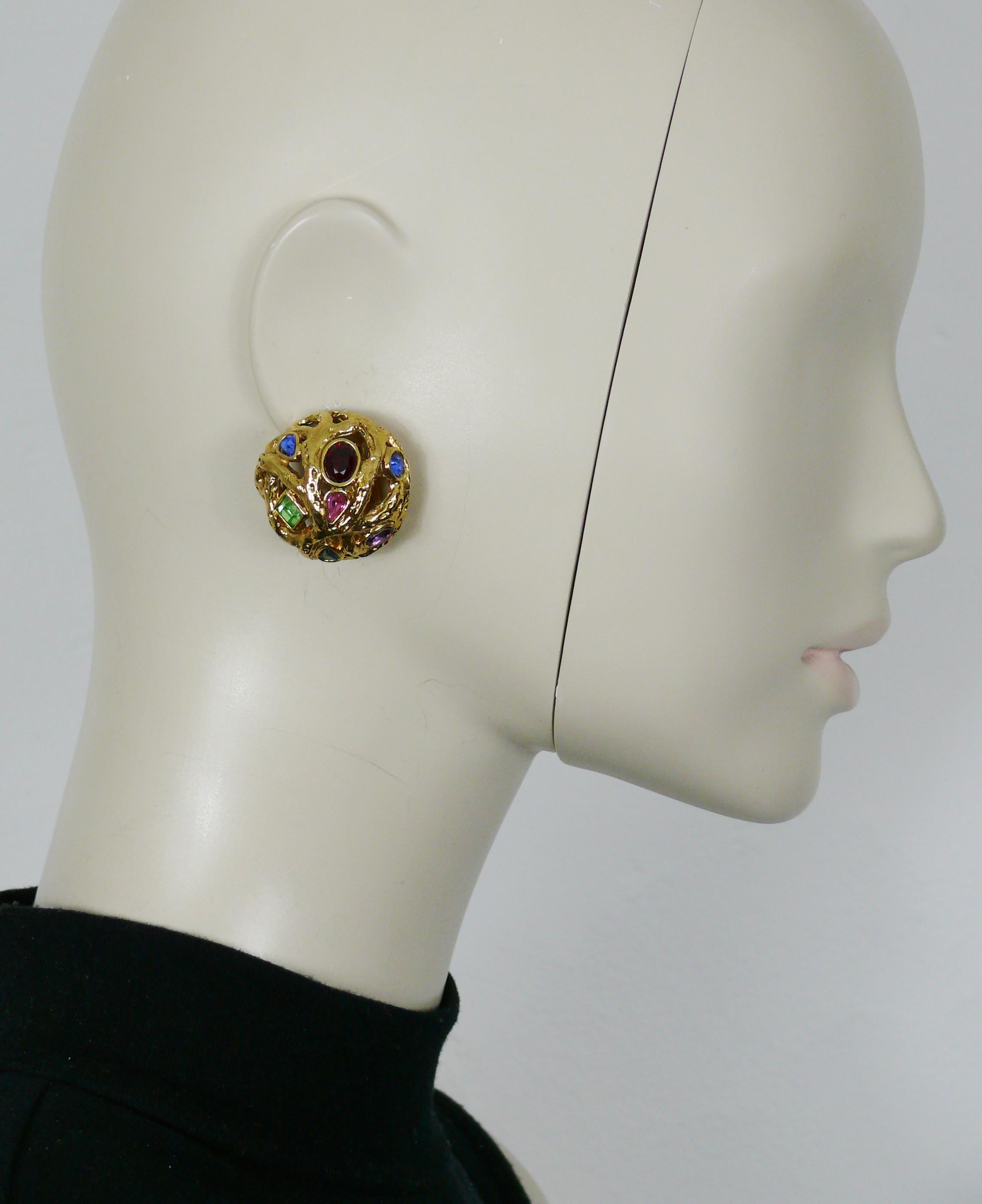 YVES SAINT LAURENT Vintage goldfarbene gewölbte Ohrringe mit einem wunderschönen durchbrochenen Design aus verschlungenen Zweigen, die mit mehrfarbigen Kristallen verziert sind.

Geprägtes YSL Made in France.

Ungefähre Maße: Durchmesser ca. 3 cm