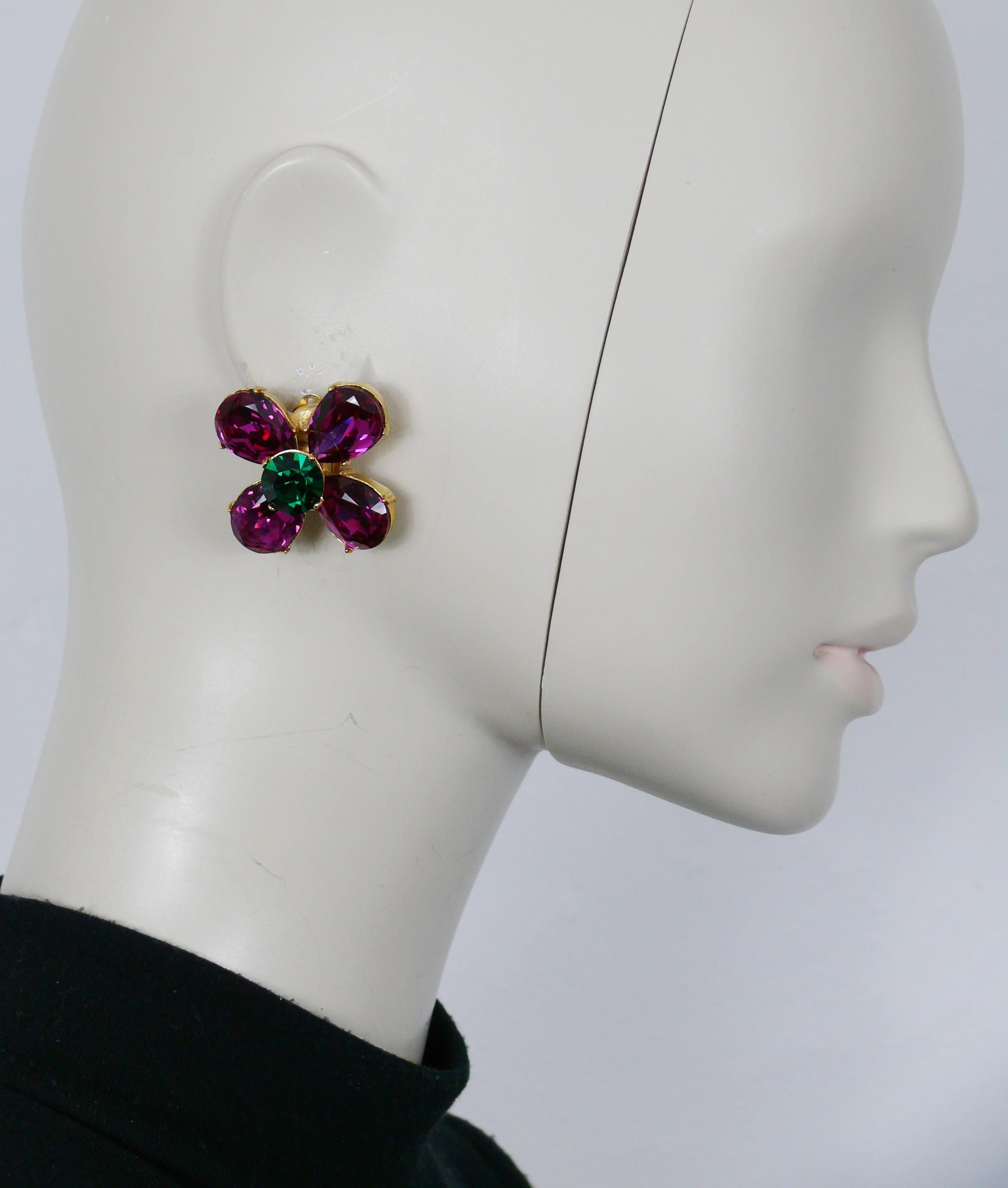 YVES SAINT LAURENT vintage flower clip-on earrings embellished with fuchsia and green crystals.

Embossed YSL Made in France.

Indicative measurements : approx. 3.3 cm x 3.3 cm (1.30 inches x 1.30 inches).

Weight per earring : approx. 22
