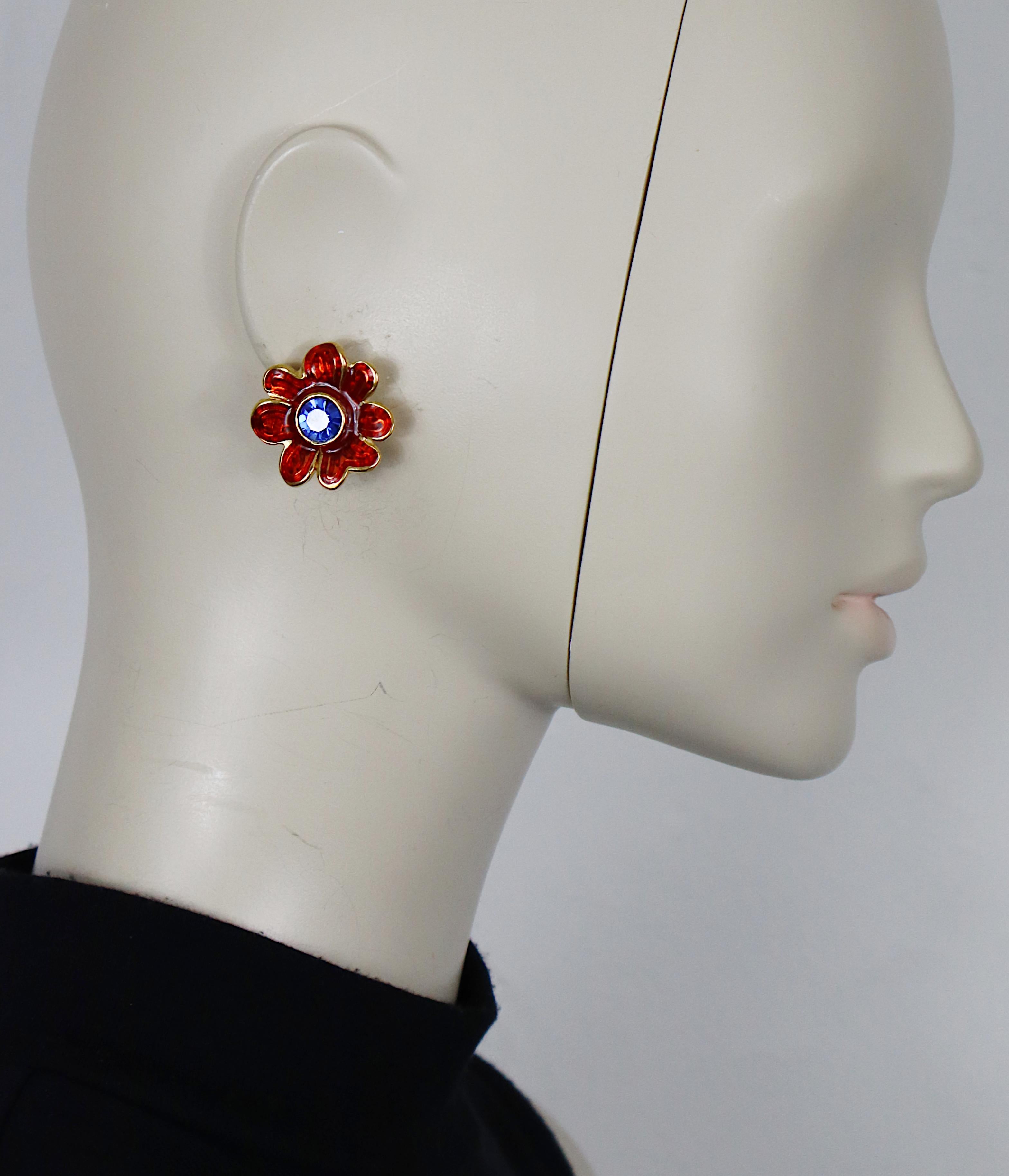 YVES SAINT LAURENT vintage gold tone clip-on earrings featuring an enameled flower embellished with a blue crystal.

Embossed YSL Made in France.

Indicative measurements : height approx. 2.7 cm (1.06 inches) / max. width approx 2.9 cm (1.14