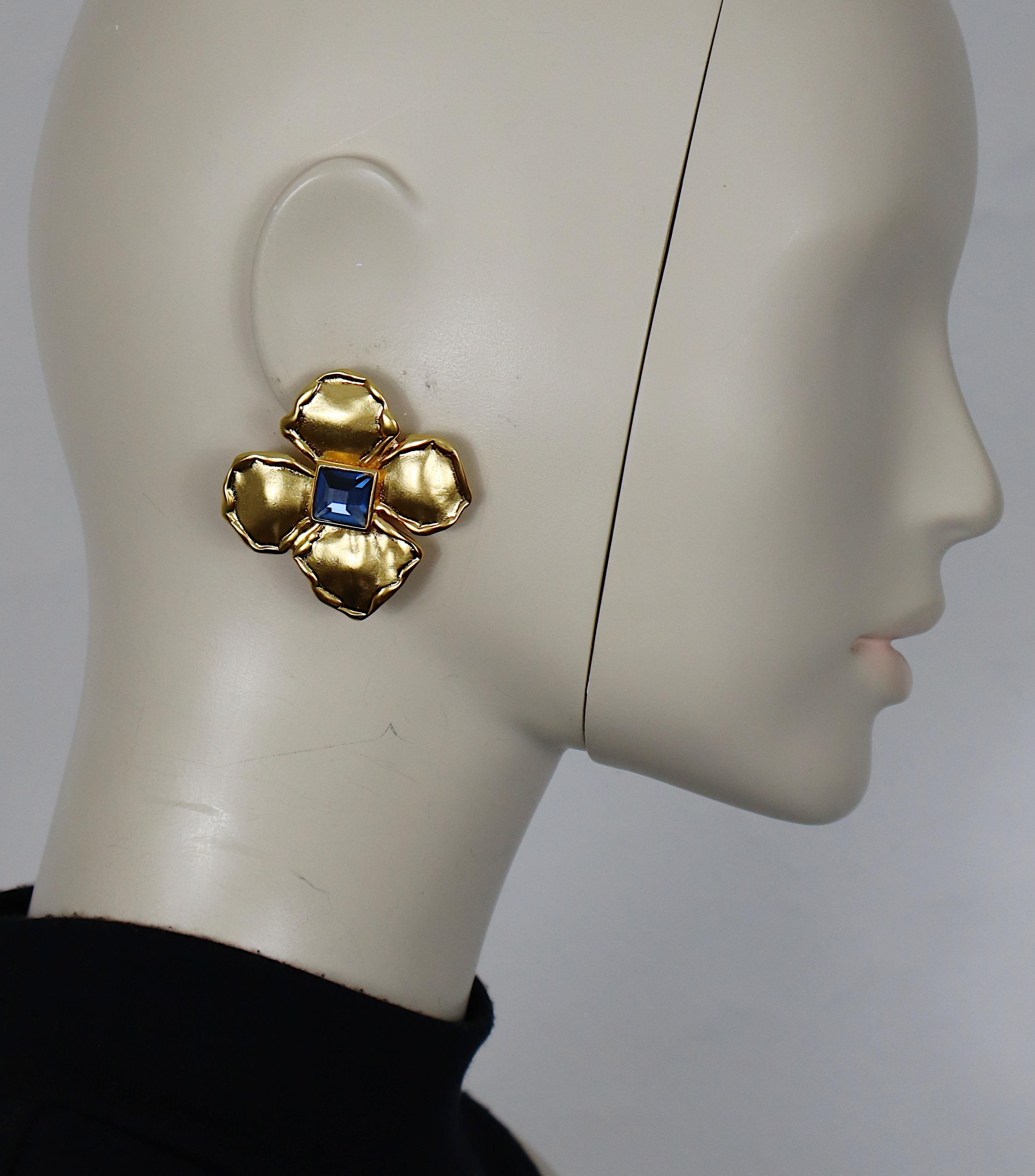 YVES SAINT LAURENT vintage gold tone flower clip-on earrings embellished with a blue crystal at the center.

Embossed YSL Made in France.

Indicative measurements : approx. 4.6 cm x 4.6 cm (1.81 inches x 1.81 inches).

Weight per earring : approx.