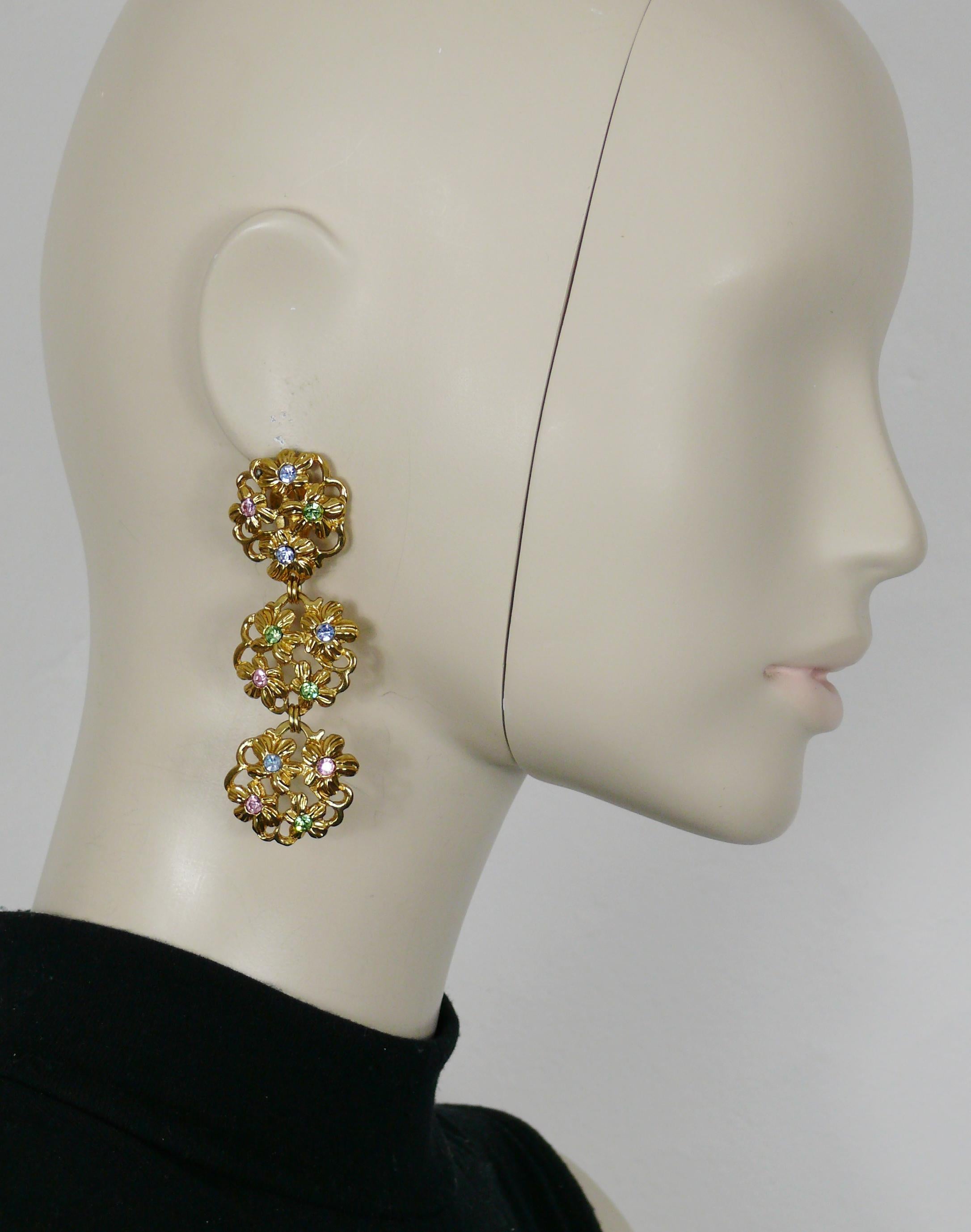 Boucles d'oreilles vintage YVES SAINT LAURENT (clip-on) en forme de fleur en or, ornées de cristaux multicolores.

Embossé YSL.
Fabriqué en France.

Mesures indicatives : hauteur environ 8 cm (3.15 inches) / largeur environ 2.5 cm (0.98