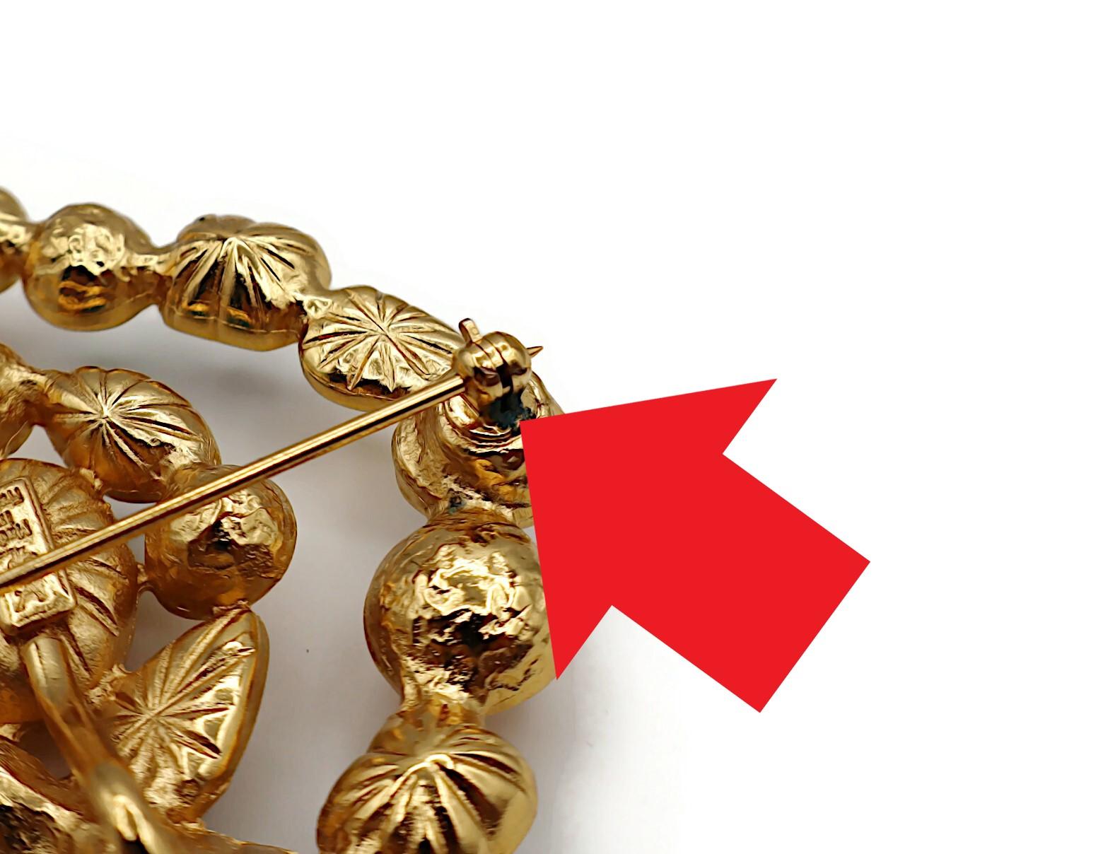 YVES SAINT LAURENT Pendentif broche cœur vintage orné de bijoux YSL en vente 7