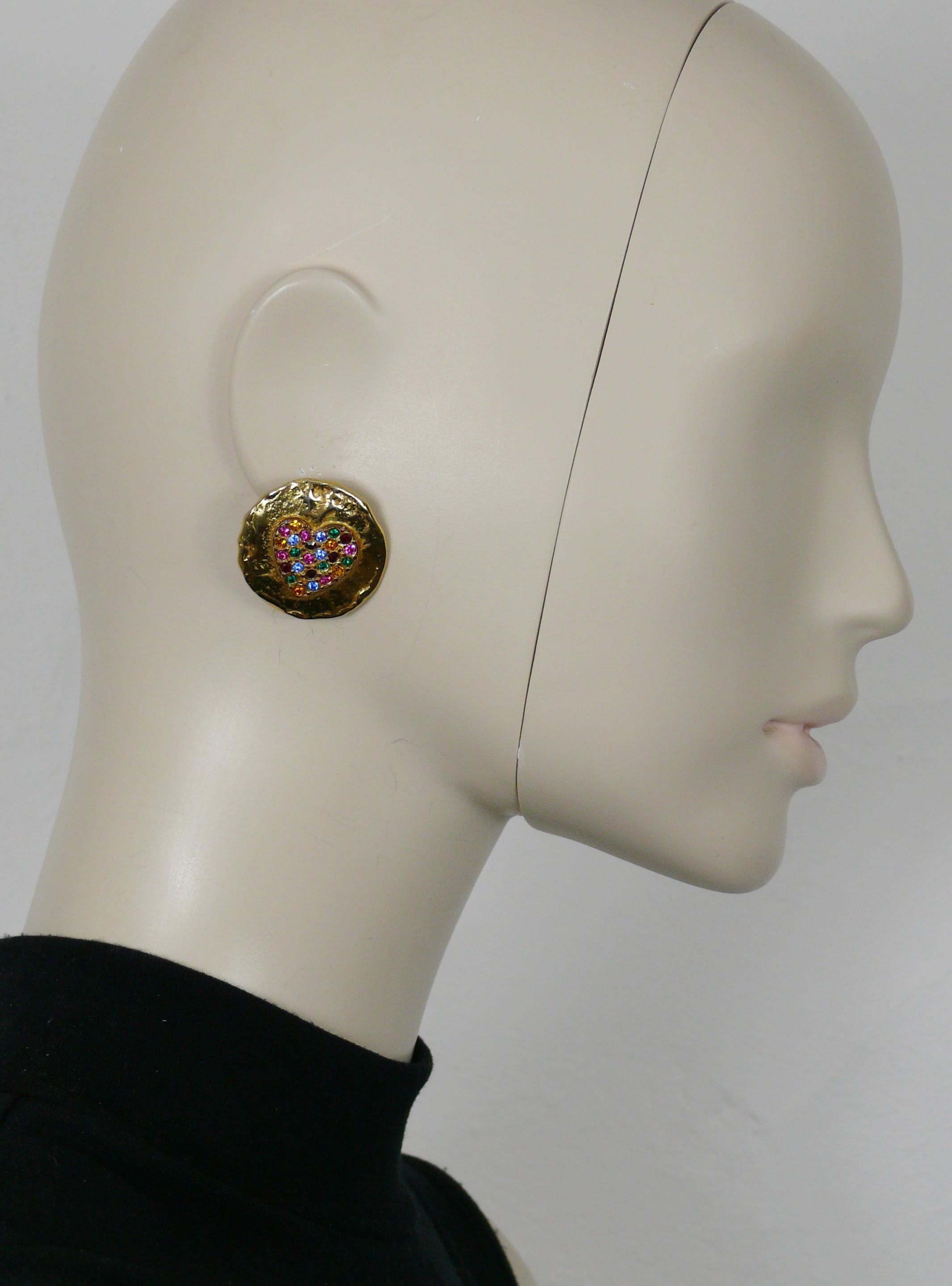 YVES SAINT LAURENT Vintage-Ohrringe in strukturiertem Goldton, die in der Mitte mit einem mehrfarbigen Kristallherz verziert sind.

Geprägtes YSL Made in France.

Ungefähre Maße: Höhe ca. 3 cm (1,18 Zoll) / Breite ca. 3 cm (1,18 Zoll).

Gewicht pro