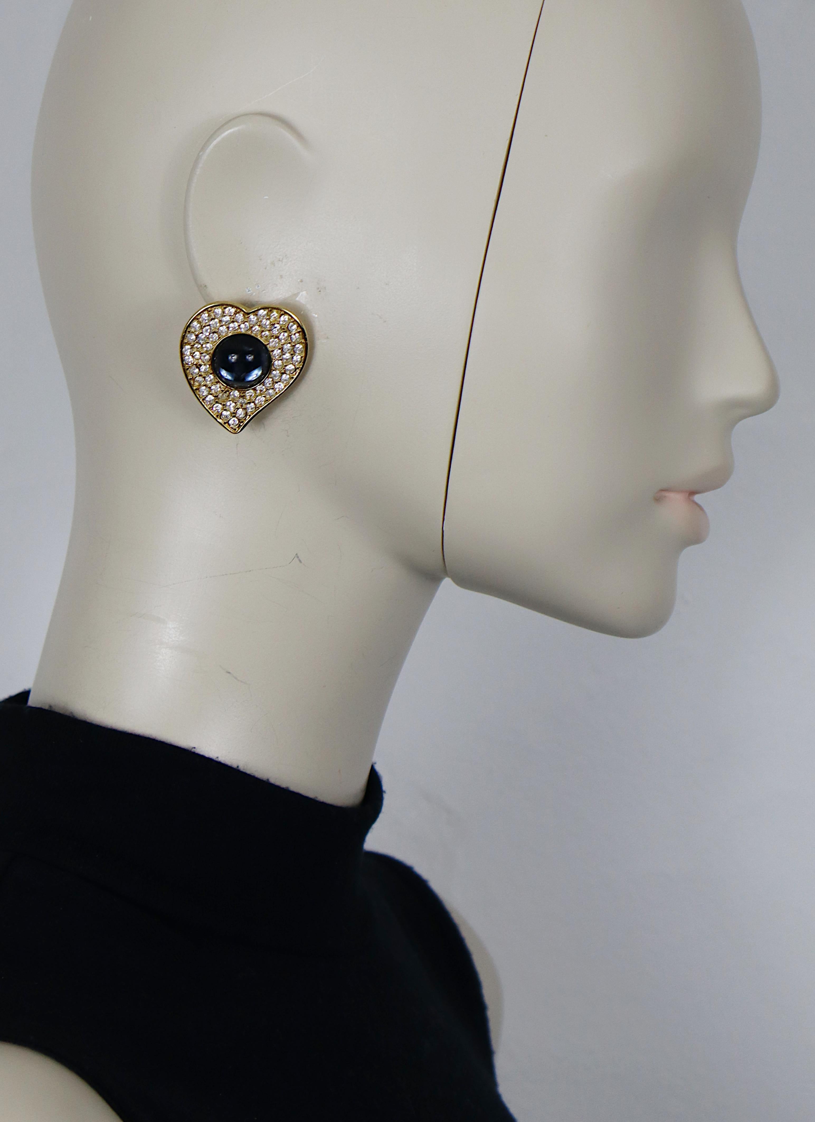 YVES SAINT LAURENT vintage gold tone heart clip-on earrings embellished with a blue glass cabochon and clear crystals.

Embossed YSL Made in France.

Indicative measurements : height approx. 3.5 cm (1.38 inches) / max. width approx. 3.2 cm (1.26