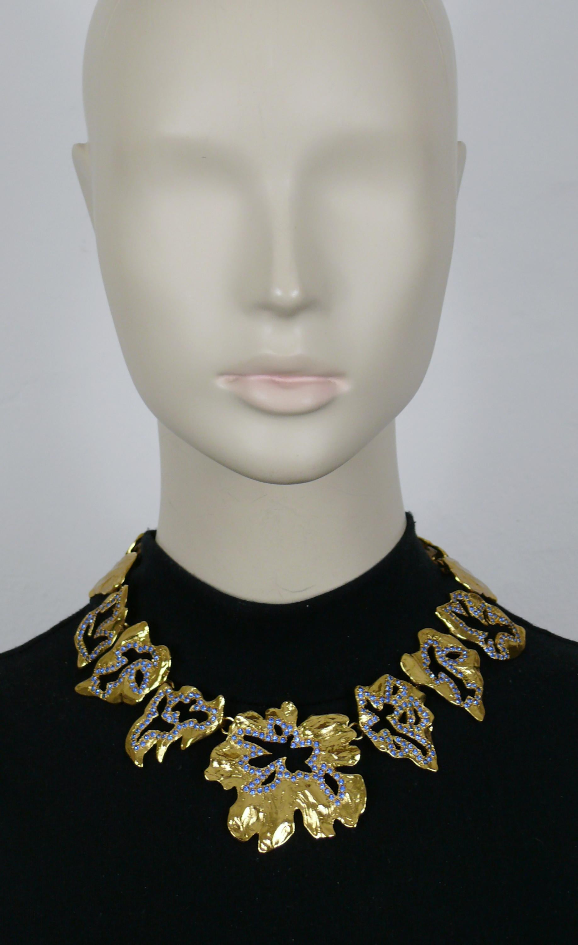 YVES SAINT LAURENT vintage gold tone necklace featuring textured openwork links embellished with blue colour crystals.

Adjustable T-bar closure.

Embossed YSL Made in France.

Indicative measurements : adjustable length from approx. 39 cm (15.35