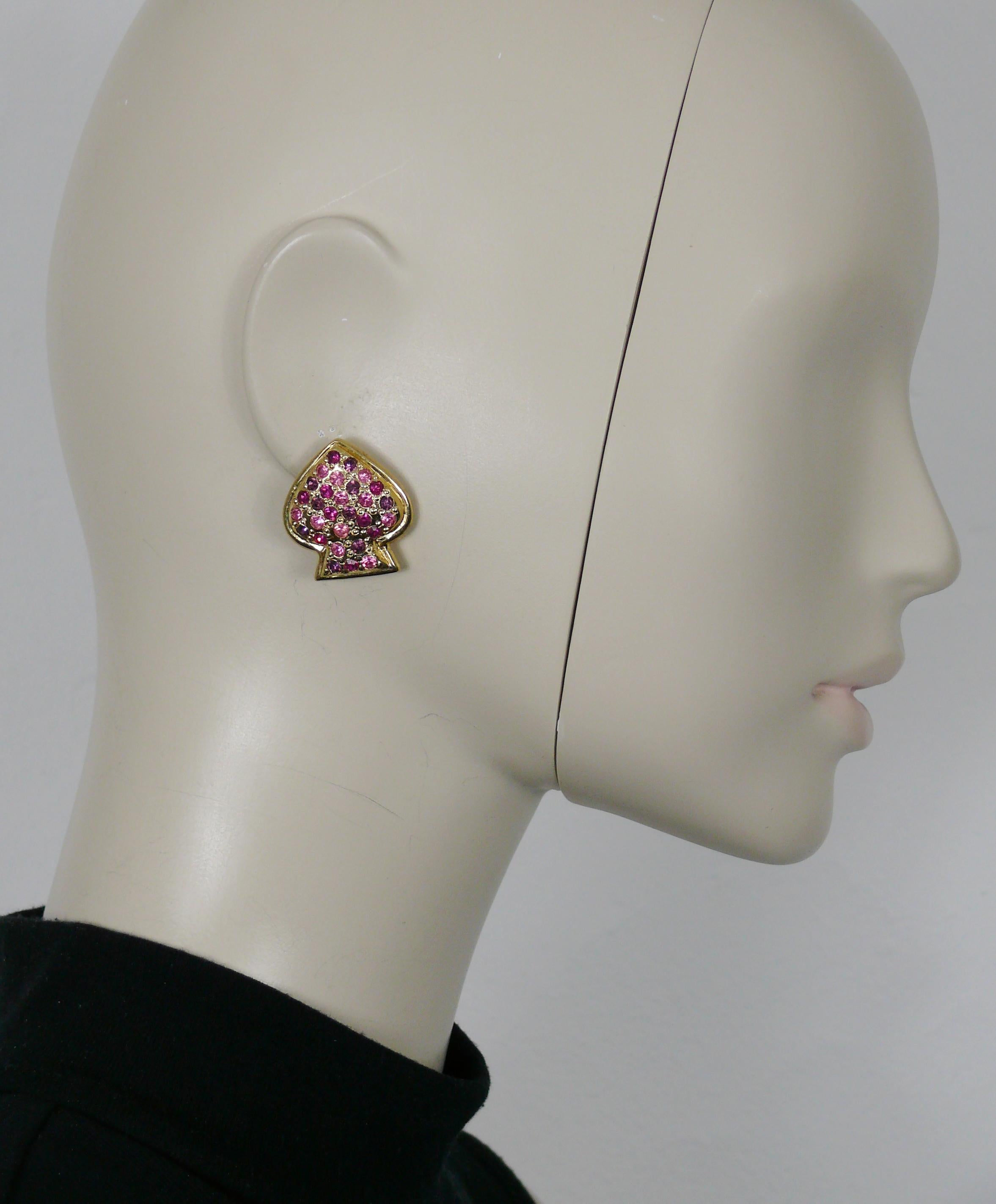 YVES SAINT LAURENT vintage clip-on earrings featuring a spade embellished with pink shade crystals.

Embossed YSL.

Indicative measurements : max. height approx. 2.8 cm (1.10 inches) / max. width approx. 2.5 cm (0.98 inch).

Weight per earrings :