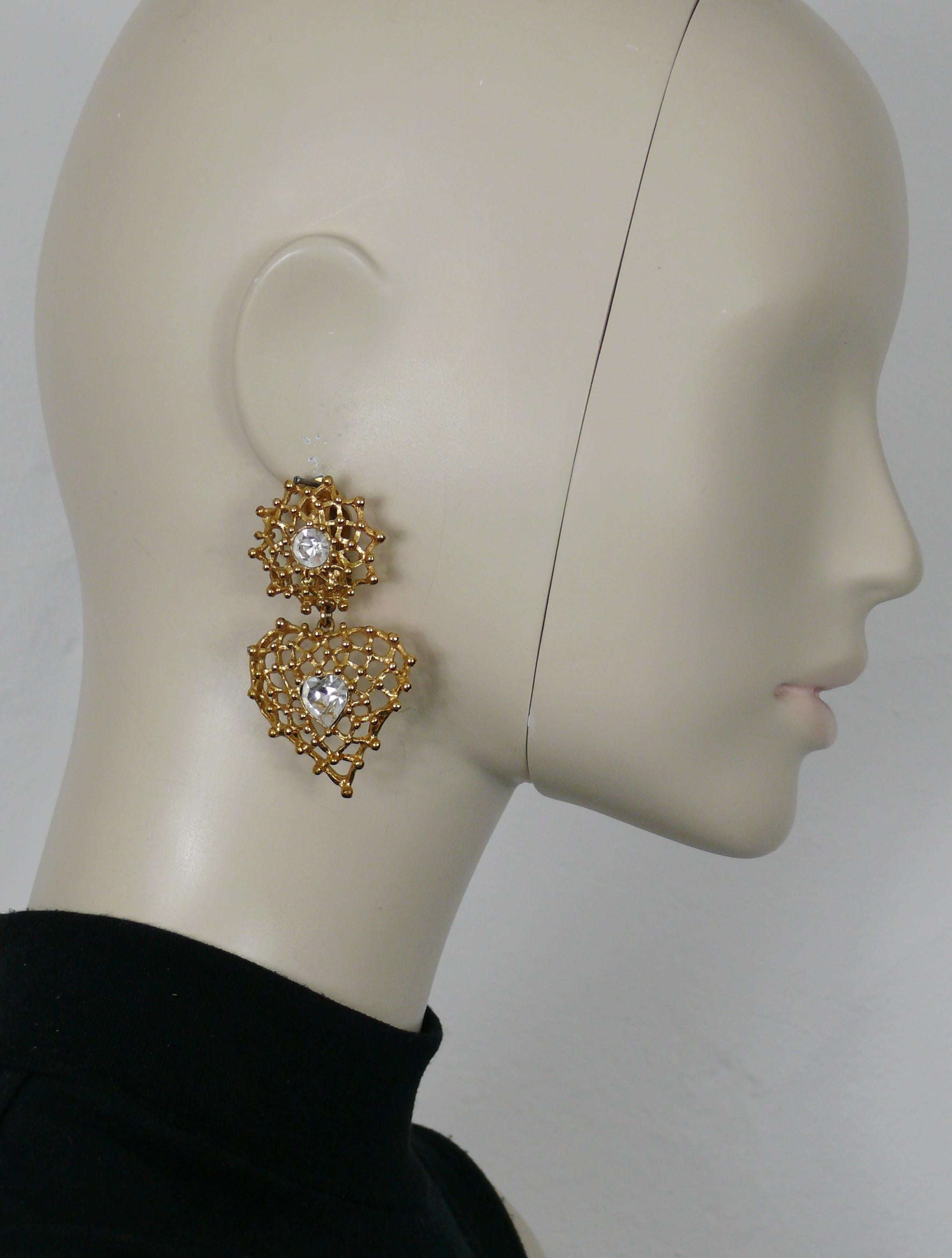 YVES SAINT LAURENT vintage gold tone wire mesh heart shaped dangling earrings (clip on) embellished with clear crystals.

Embossed YSL Made in France.

Indicative measurements : height approx. 6.5 cm (2.56 inches) / max. width approx. 3.5 cm (1.38