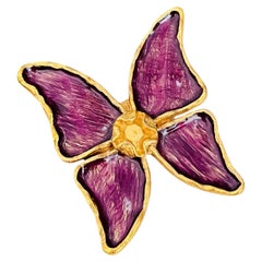 Broche Yves Saint Laurent (YSL) vintage, grande, dorée et violette, en émail ondulé, en forme de papillon