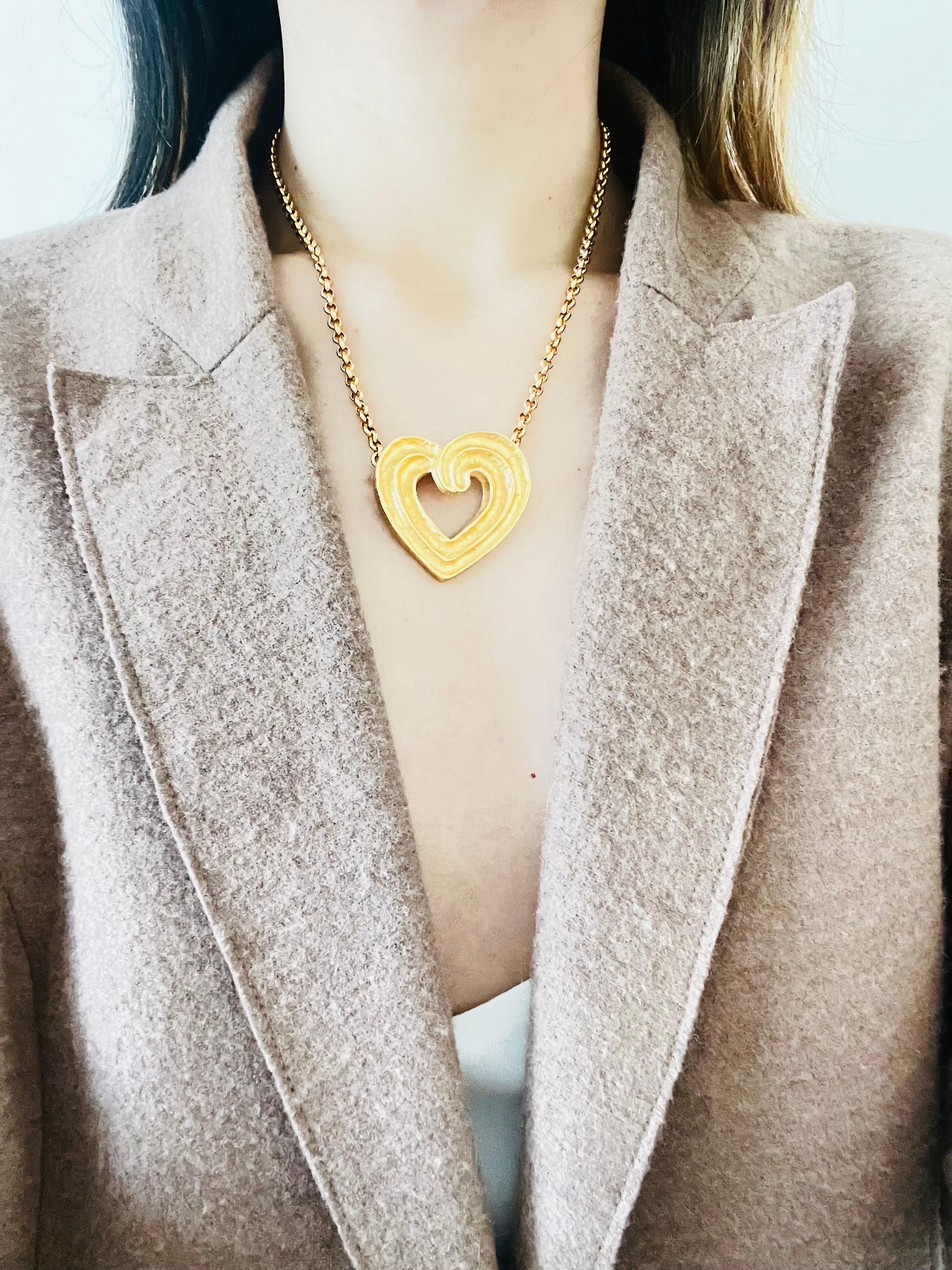 Yves Saint Laurent YSL Collier Vintage Large Heart Love ajouré en or massif en vente 1