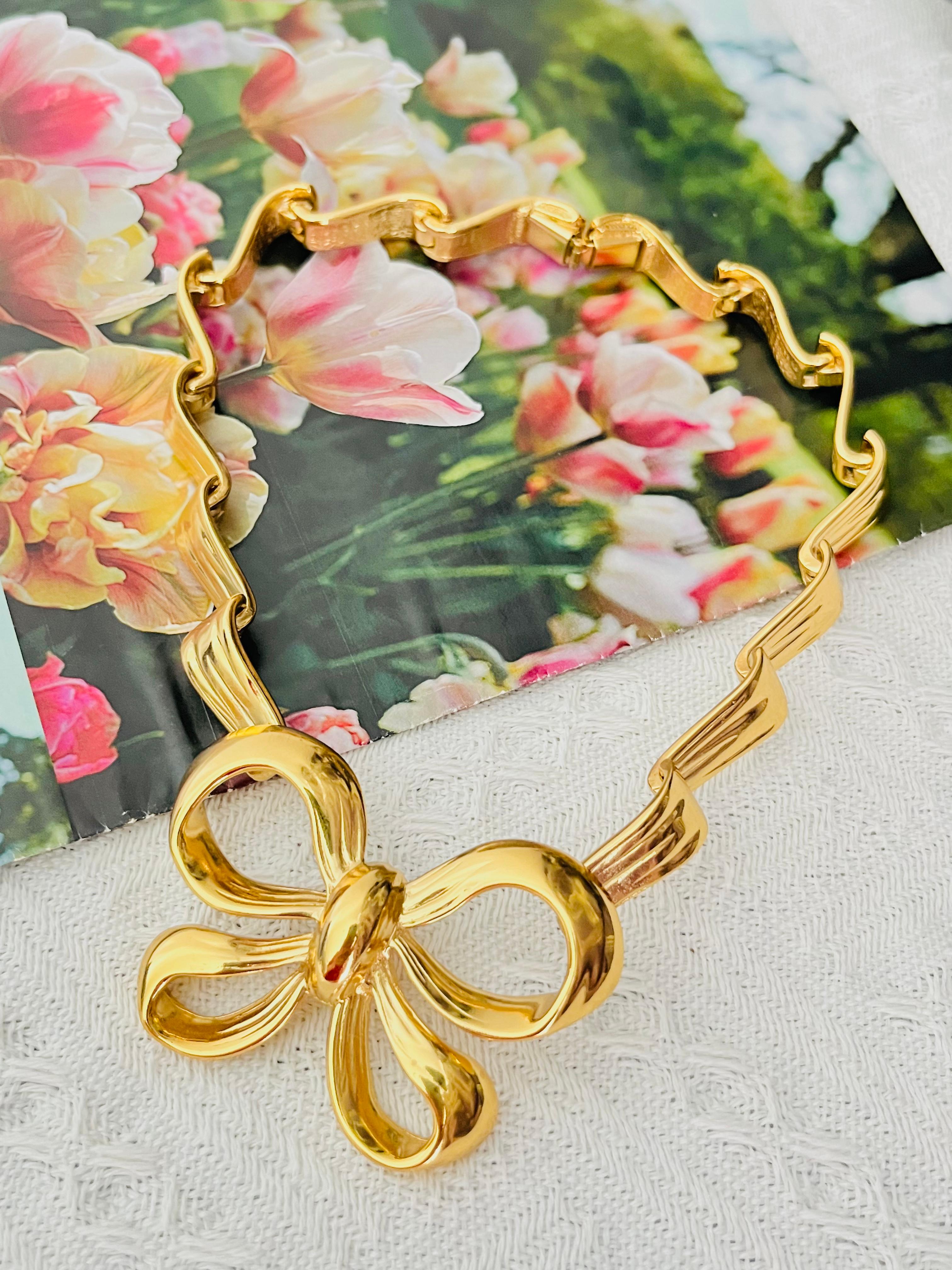 Yves Saint Laurent YSL Vintage Arty Grande Nodo Nastro Ciondolo Catena Pieghevole Chunky Collare Choker Eleg Eleg, Placcato Oro

Condizioni eccellenti. Unica perdita di colore sul retro, appena percettibile. 100% autentico.

Si tratta di un gioiello
