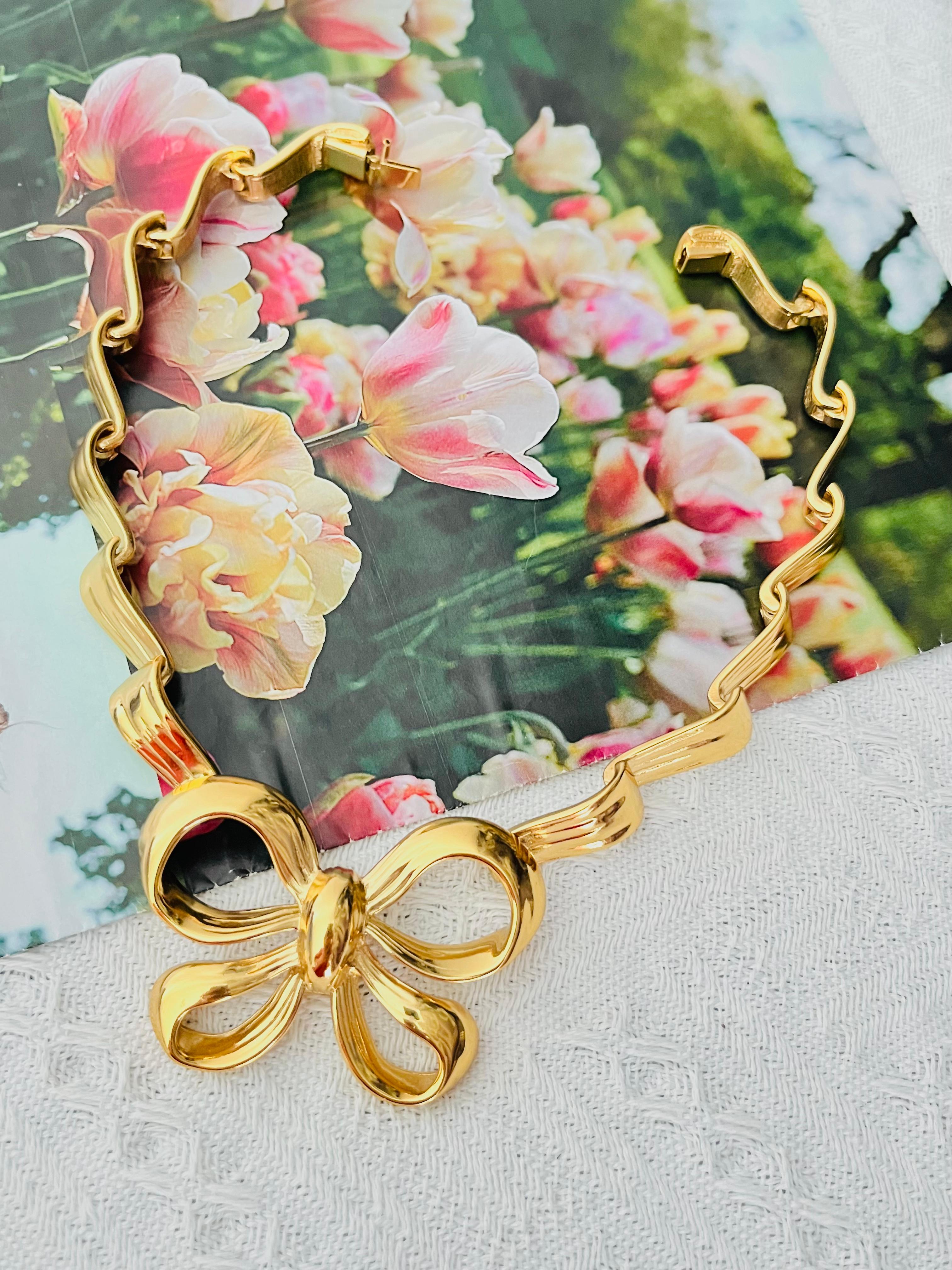 Yves Saint Laurent YSL Vintage Collana con ciondolo a nodo grande con farfalla e nastro In condizioni ottime in vendita a Wokingham, England