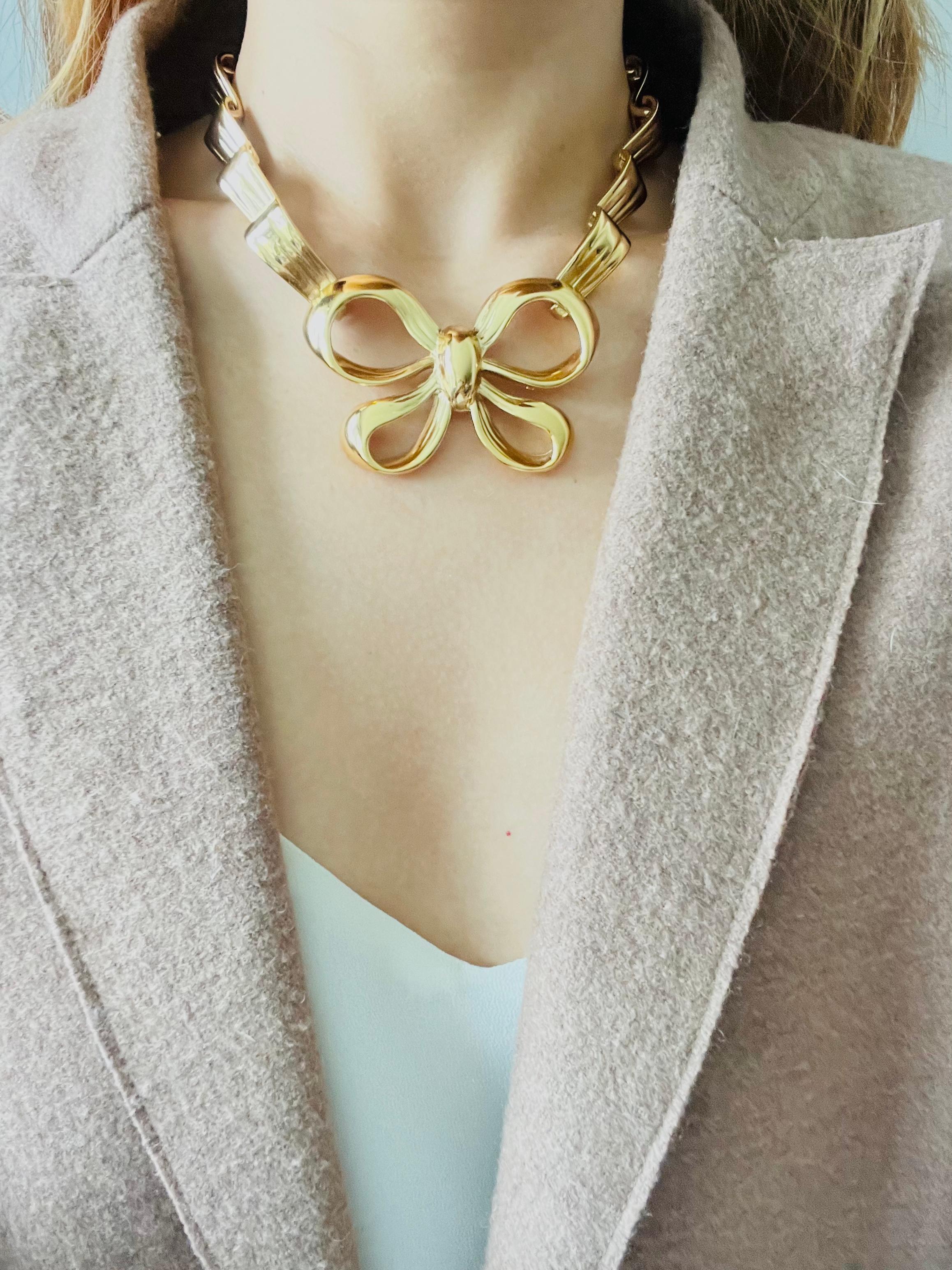 da uomo o donna Yves Saint Laurent YSL Vintage Collana con ciondolo a nodo grande con farfalla e nastro in vendita