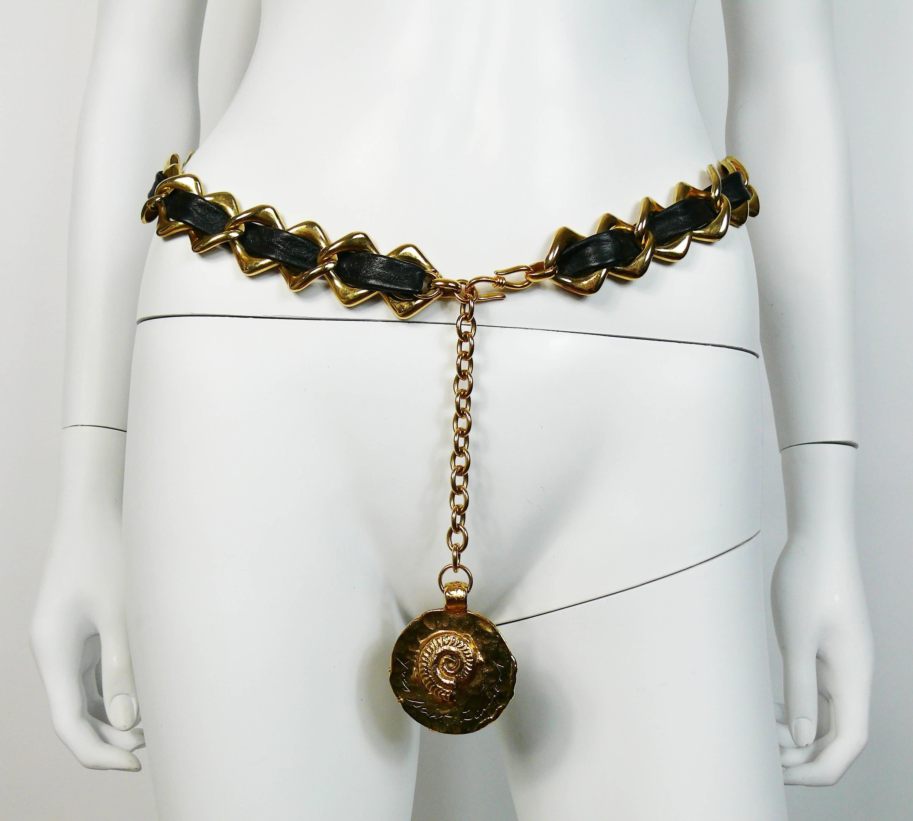 YVES SAINT LAURENT vintage interwoven black leather chain belt featuring a massive shell fossil medallion pendant.

May be worn as a necklace.

Hook closure.

Embossed YVES SAINT LAURENT.

Indicative measurements : total length (including coin and