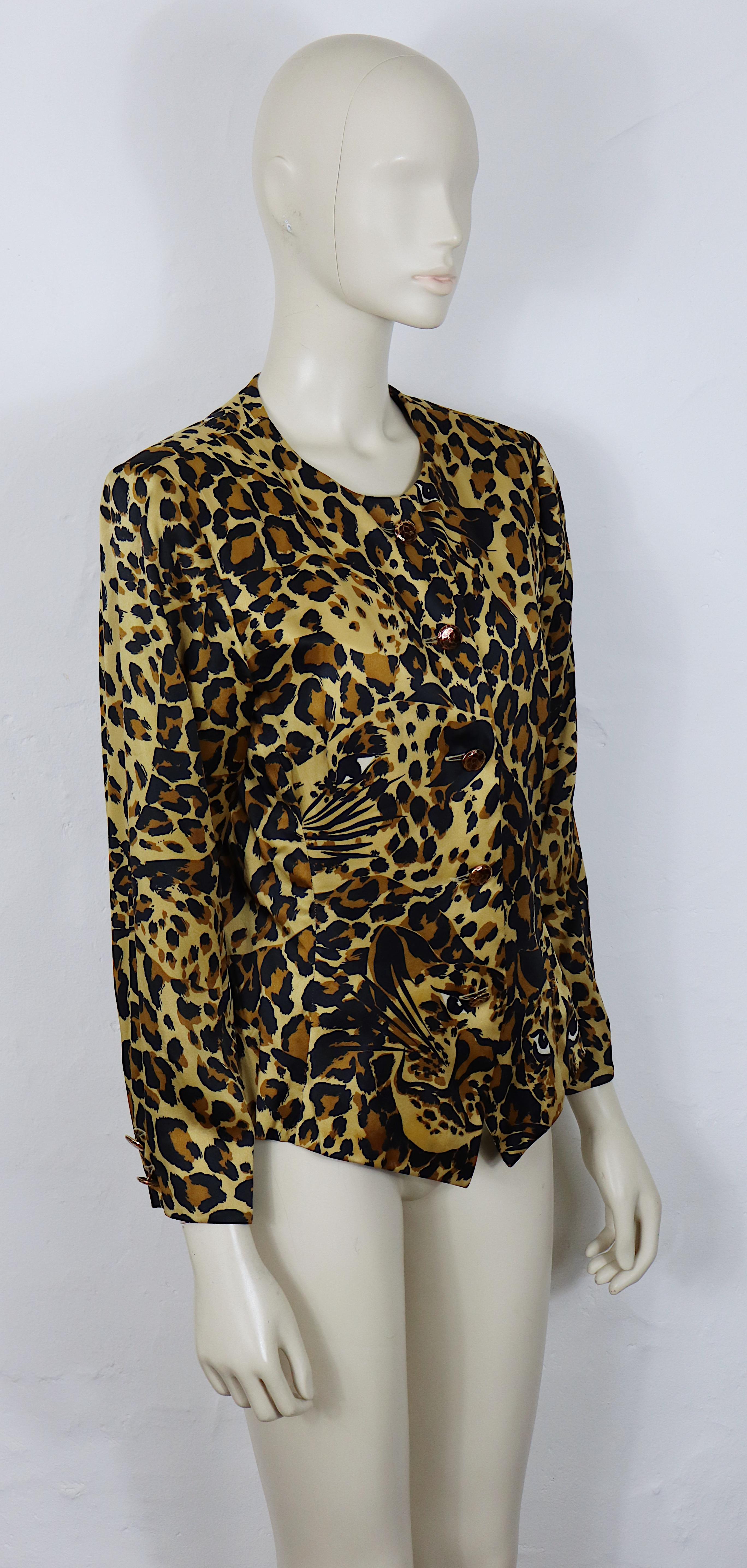 Giacca vintage leggera in stile spencer di Yves Saint Laurent, caratterizzata da un'accattivante stampa leopardata nei toni del nero profondo e del marrone dorato.

Fabrice in un tessuto fluido e sfoderato, questo capo offre un drappeggio morbido e