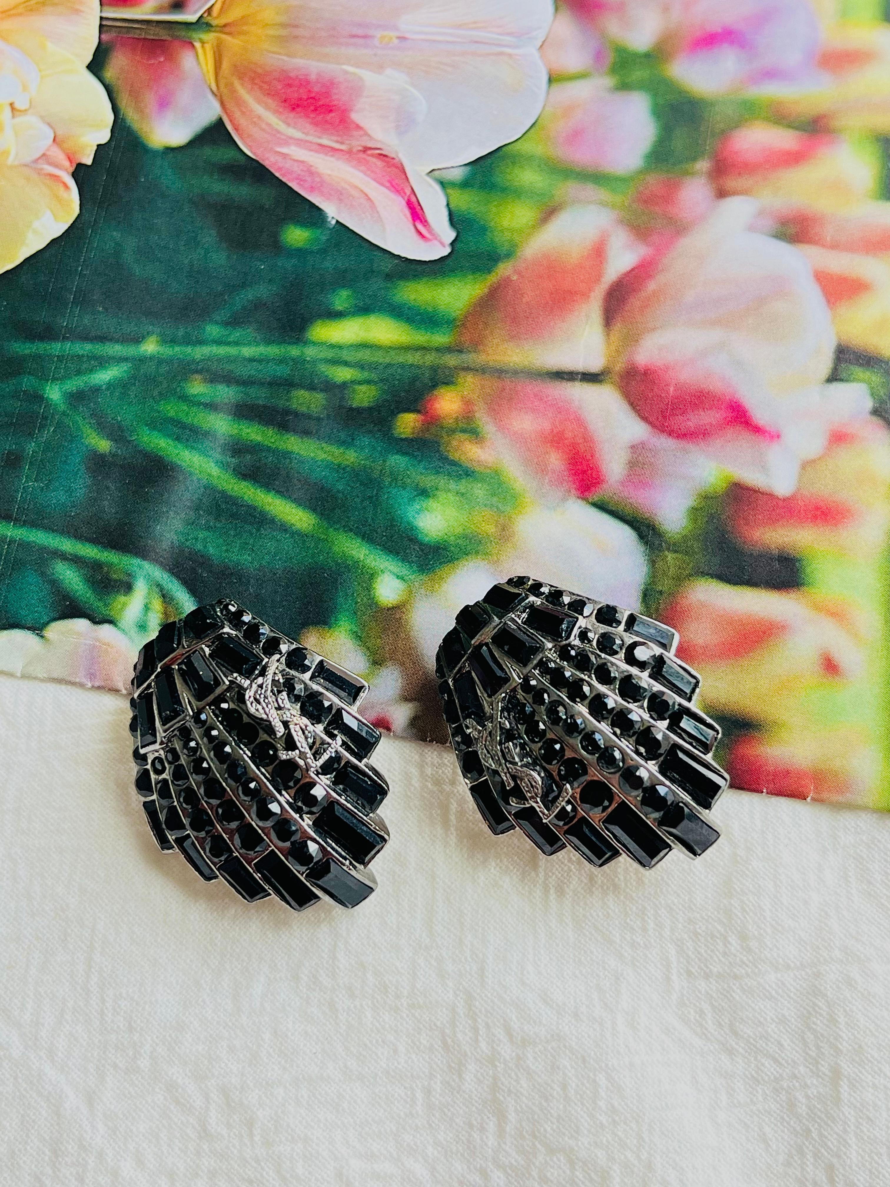 Yves Saint Laurent YSL Vintage Logo Geometric Shell Black Crystal Clip Earrings In Good Condition For Sale In Wokingham, England
