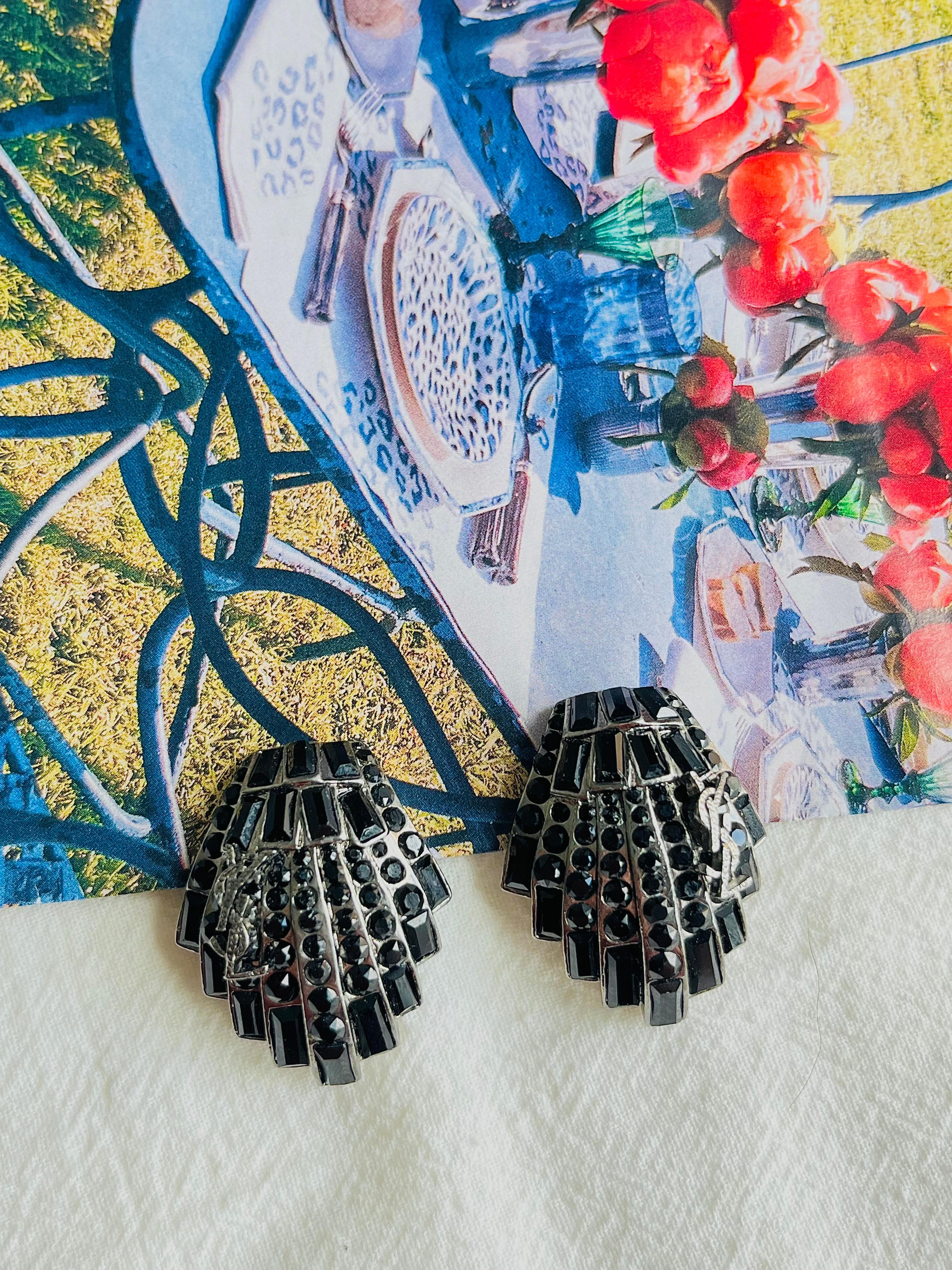 Women's or Men's Yves Saint Laurent YSL Vintage Logo Geometric Shell Black Crystal Clip Earrings For Sale