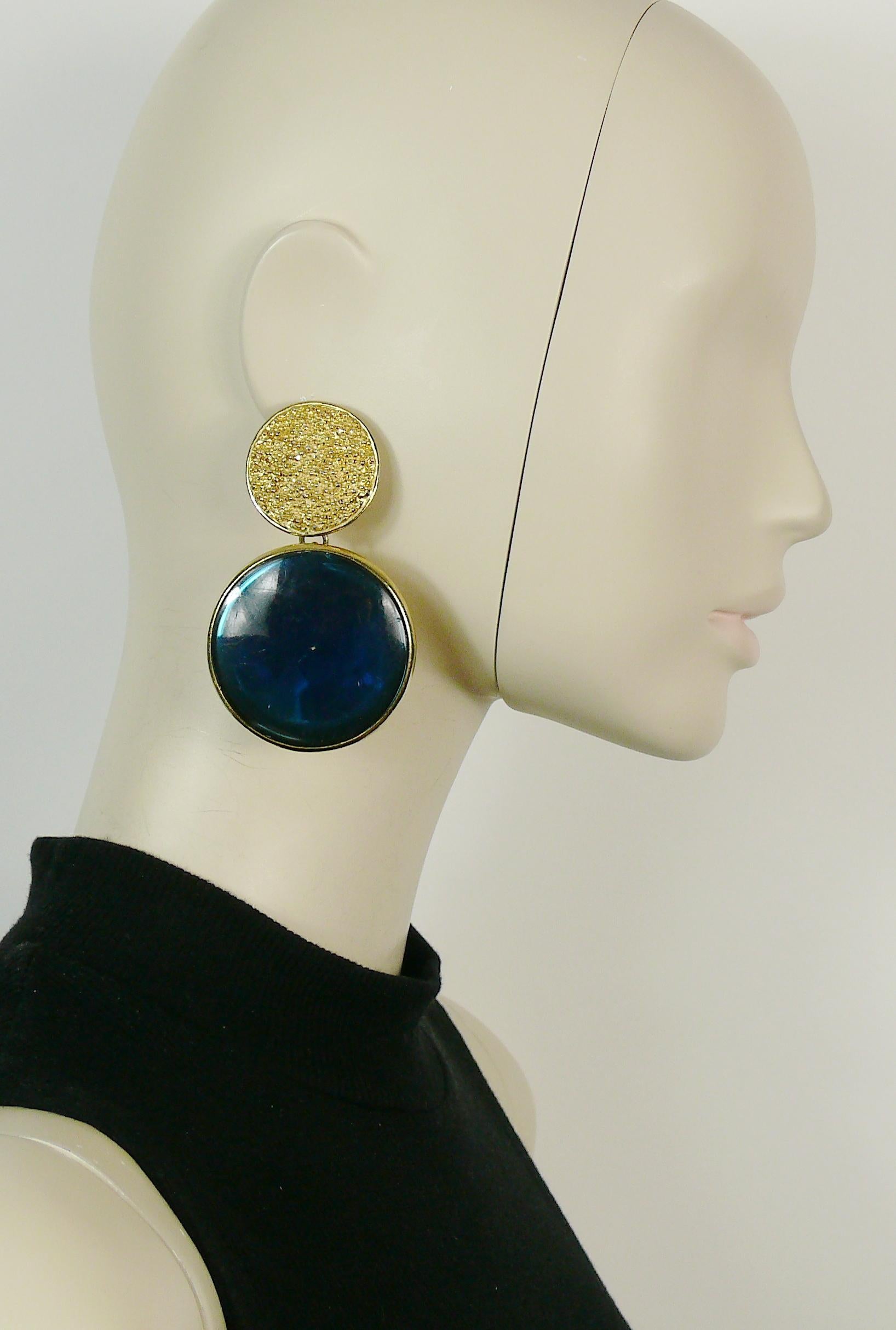 YVES SAINT LAURENT vintage massive dangling earrings (clip-on) featuring a textured gold toned top and blue resin disc.

Embossed YSL Made in France.

Indicative measurements : height approx. 8.2 cm (3.23 inches) / max. diameter approx. 5 cm (1.97