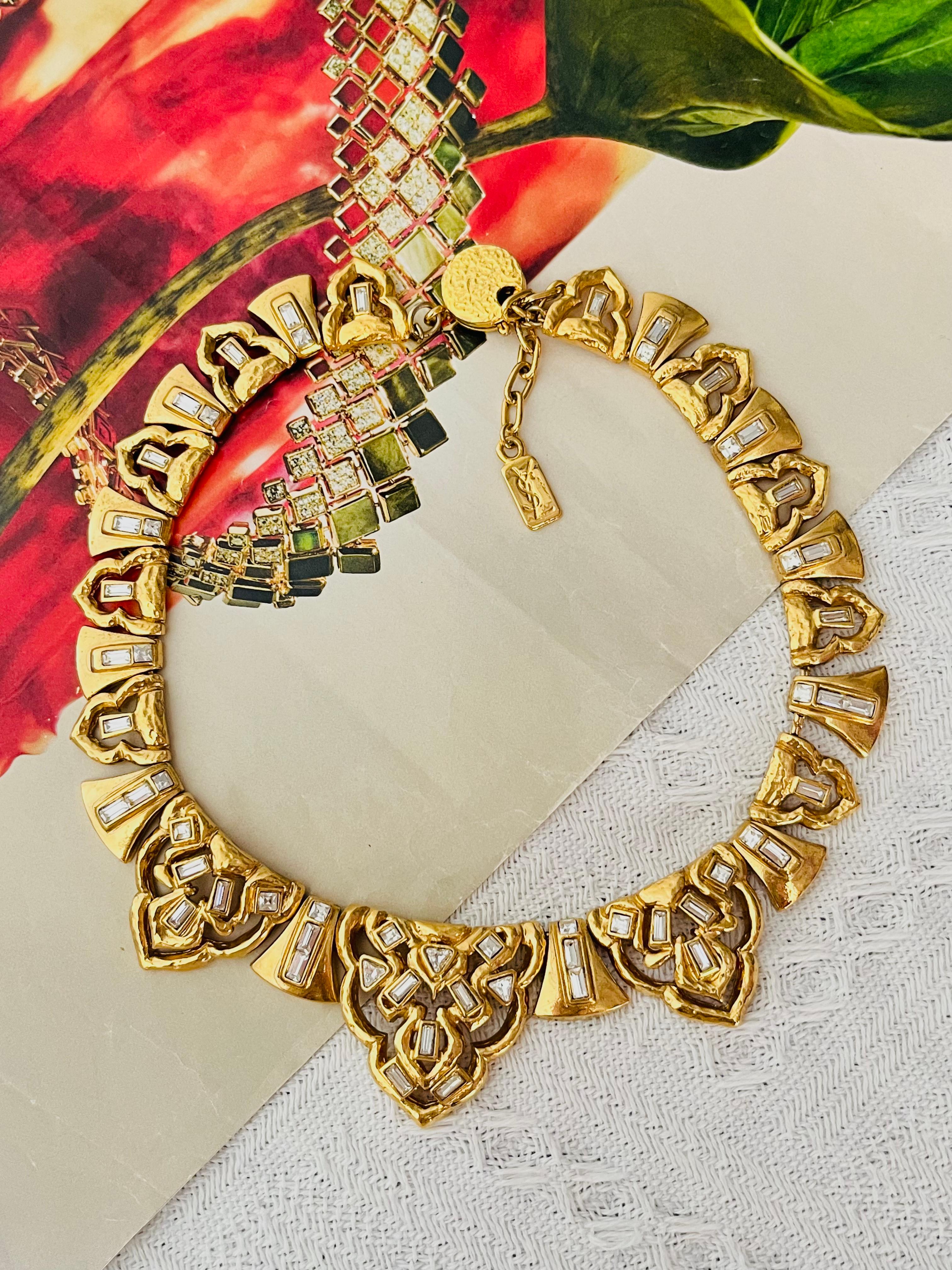 Yves Saint Laurent YSL Vintage 1985 Massive Türklopfer Kristalle Anhänger Durchbrochene Charms Dreieck Rechteck Modernistisch Elegant Klotzige Aussage Halskette, Vergoldet

Sehr guter Zustand. 100% echt. Sehr schön. Sehr selten zu finden. Hoher