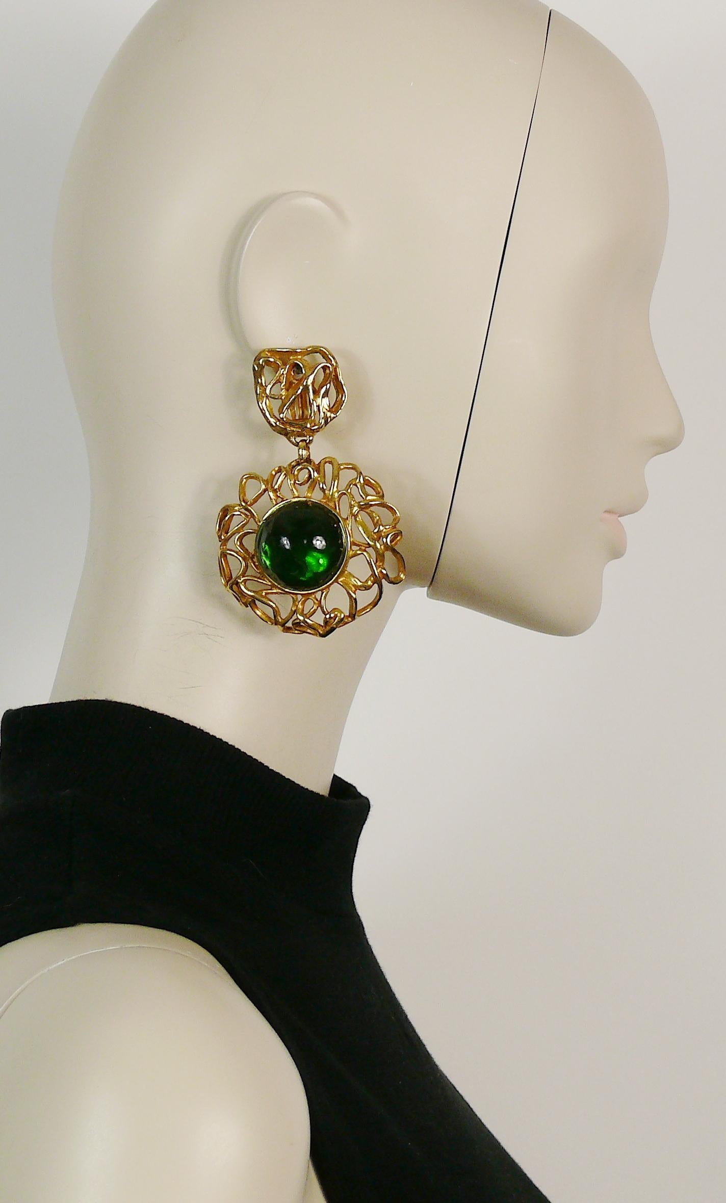 YVES SAINT LAURENT vintage massive dangling earrings (clip-on) featuring gold toned openwork wired metal embellished with a large emerald resin cabochon.   

Embossed YSL Made in France.
Numbered A0.

Indicative measurements : height approx. 8.3 cm