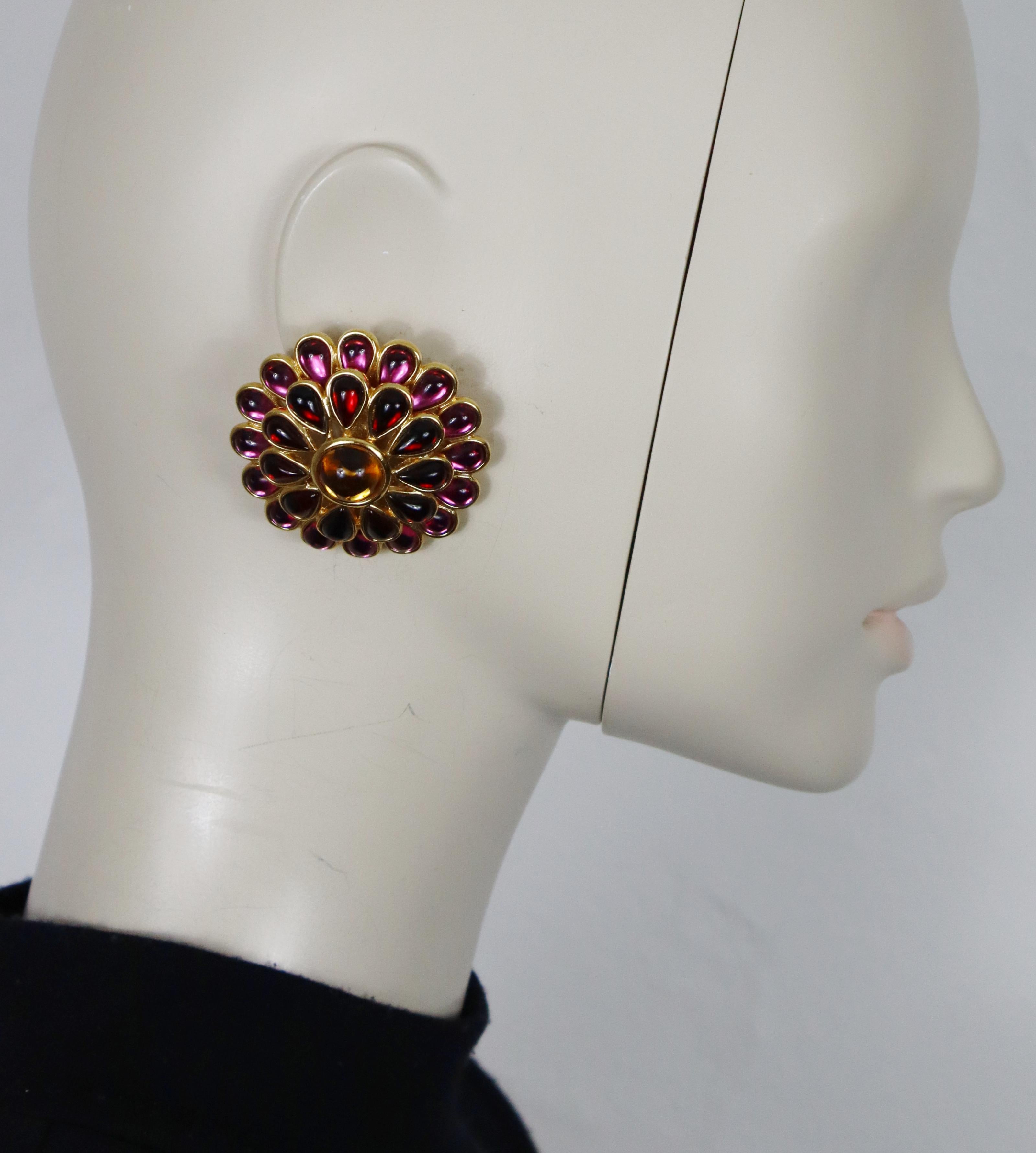 YVES SAINT LAURENT Vintage-Ohrringe in massivem Goldton mit Blumen, die mit bunten Glascabochons verziert sind.

Geprägtes YSL Made in France.

Ungefähre Maße: Durchmesser ca. 5 cm (1,97 Zoll).

Gewicht pro Ohrring: ca. 37 Gramm.

MATERIAL(e) :