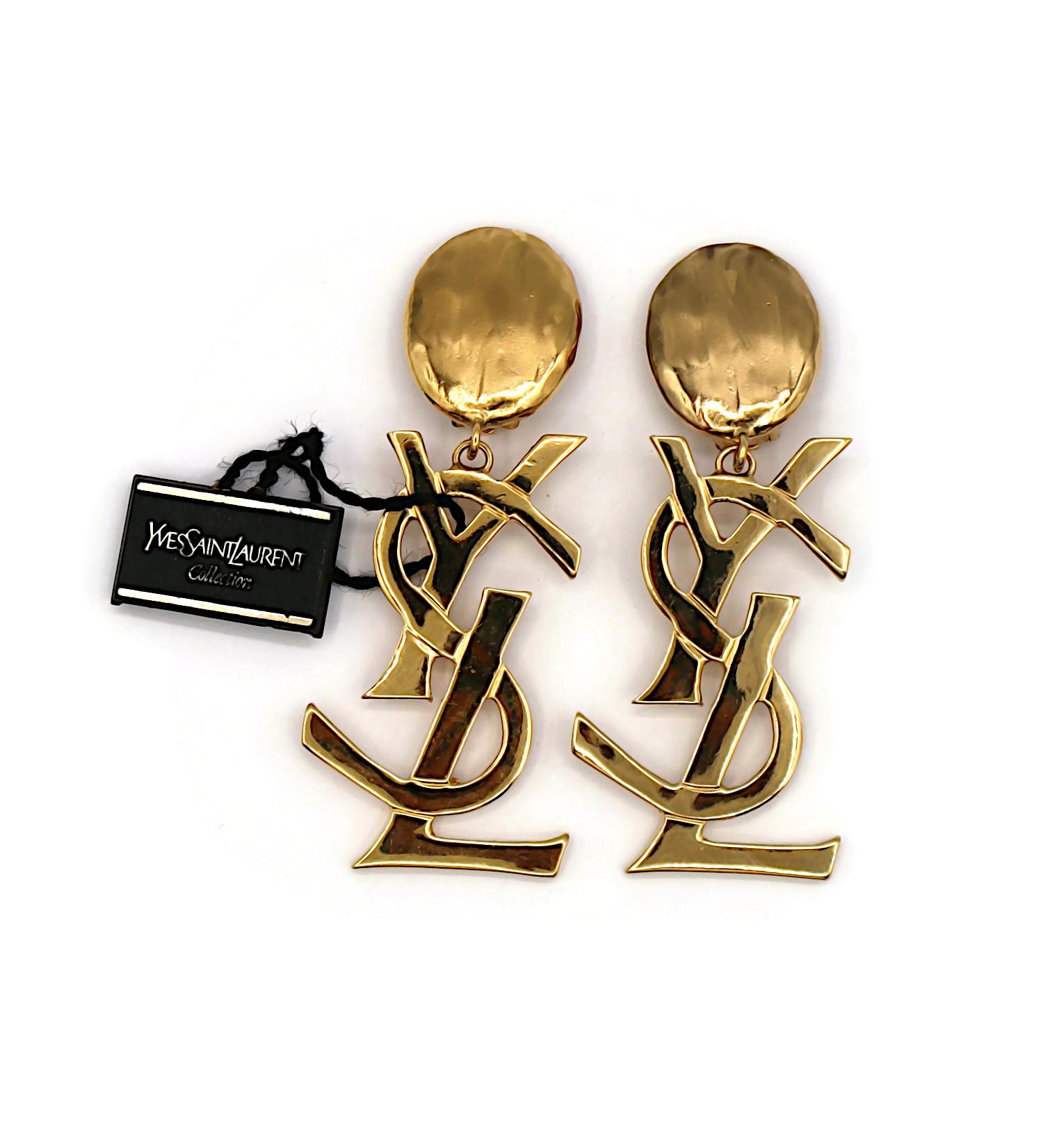 YVES SAINT LAURENT YSL Vintage Massive Gold Tone Iconic Logo Dangling Earrings In Good Condition For Sale In Nice, FR