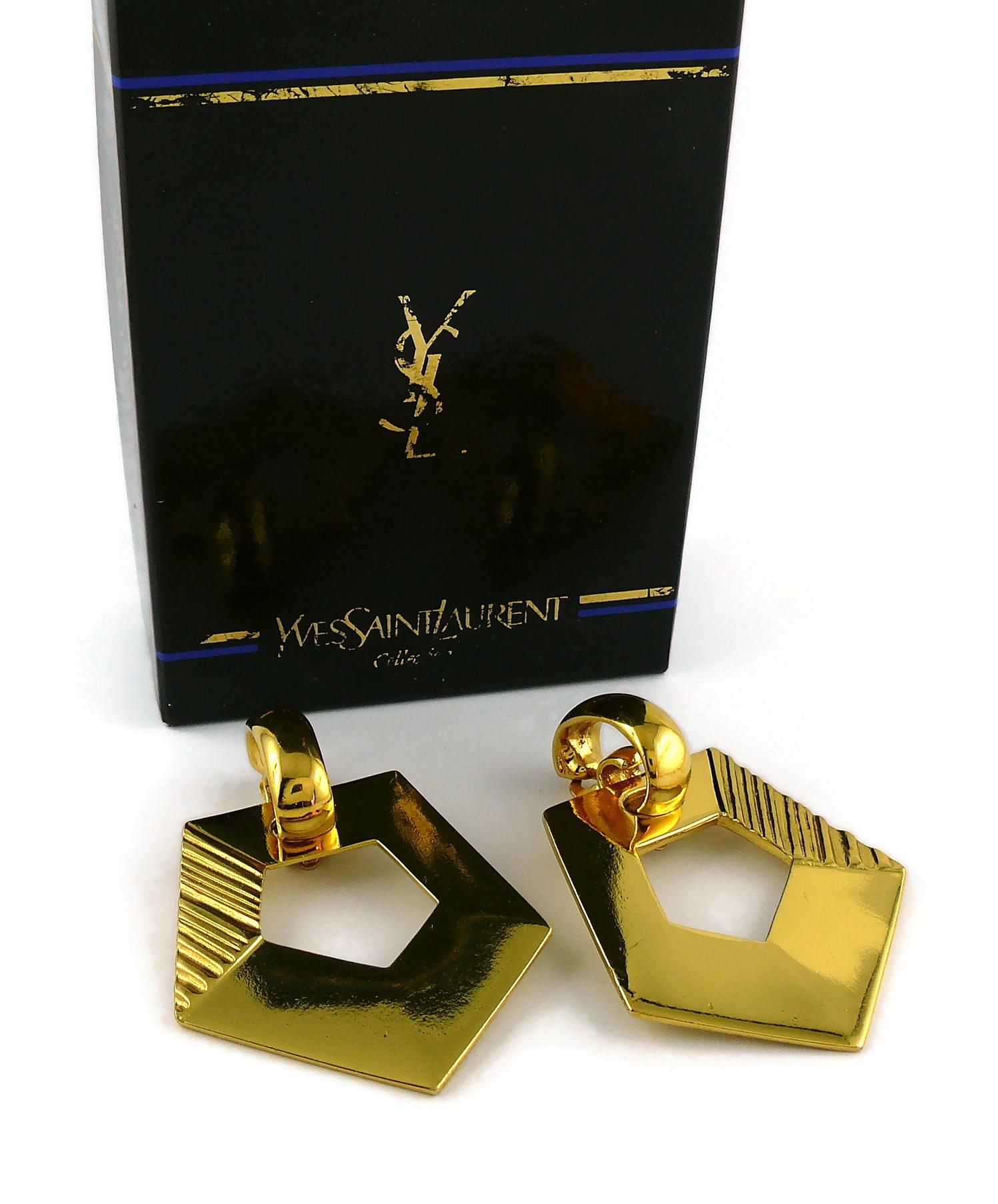 Yves Saint Laurent YSL Vintage Massive Gold getönte geometrische baumelnde Ohrringe Damen im Angebot