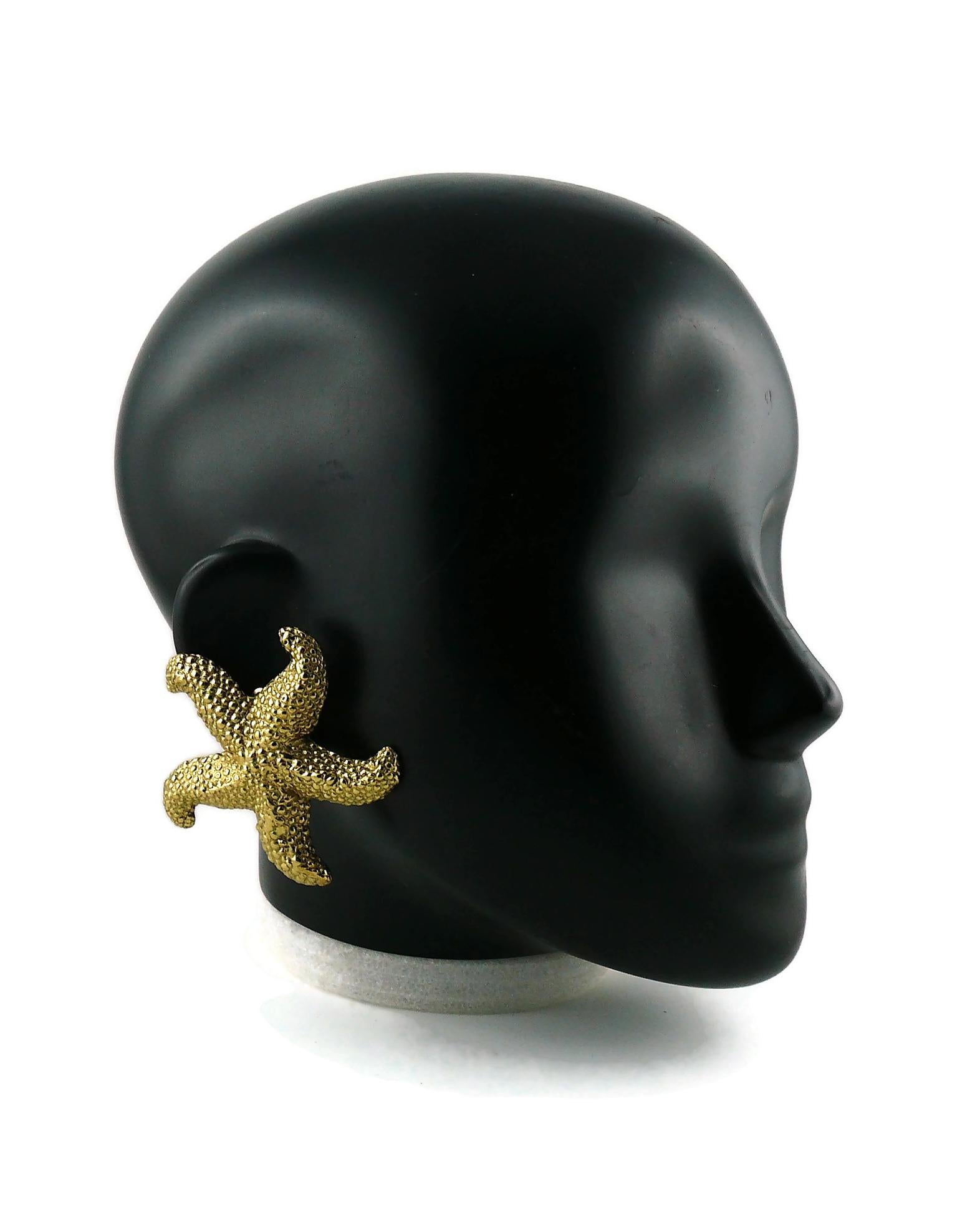 YVES SAINT LAURENT vintage massive textured gold toned clip-on earrings featuring a starfish design.

Embossed YSL.

Indicative measurements : approx. 6.2 cm (2.44 inches) x 6.2 cm (2.44 inches).

Comes with YVES SAINT LAURENT box (used