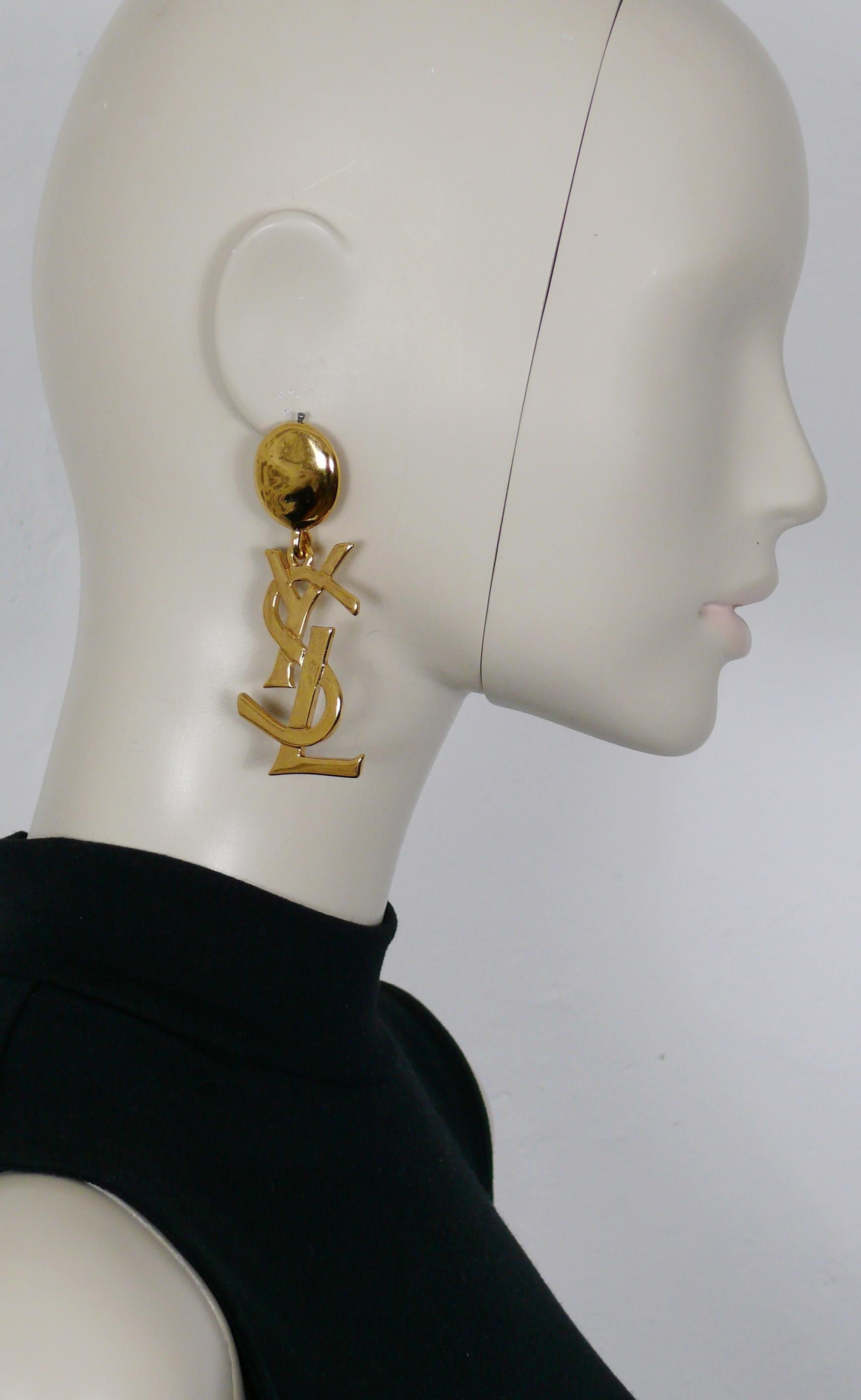 YVES SAINT LAURENT vintage massive gold toned iconic dangling earrings (clip on) featuring the YSL logo.

Embossed YSL Made in France.

Indicative measurements : length approx. 8.3 cm (approx. 3.27 inches) / max. width approx. 2.7 cm (1.06