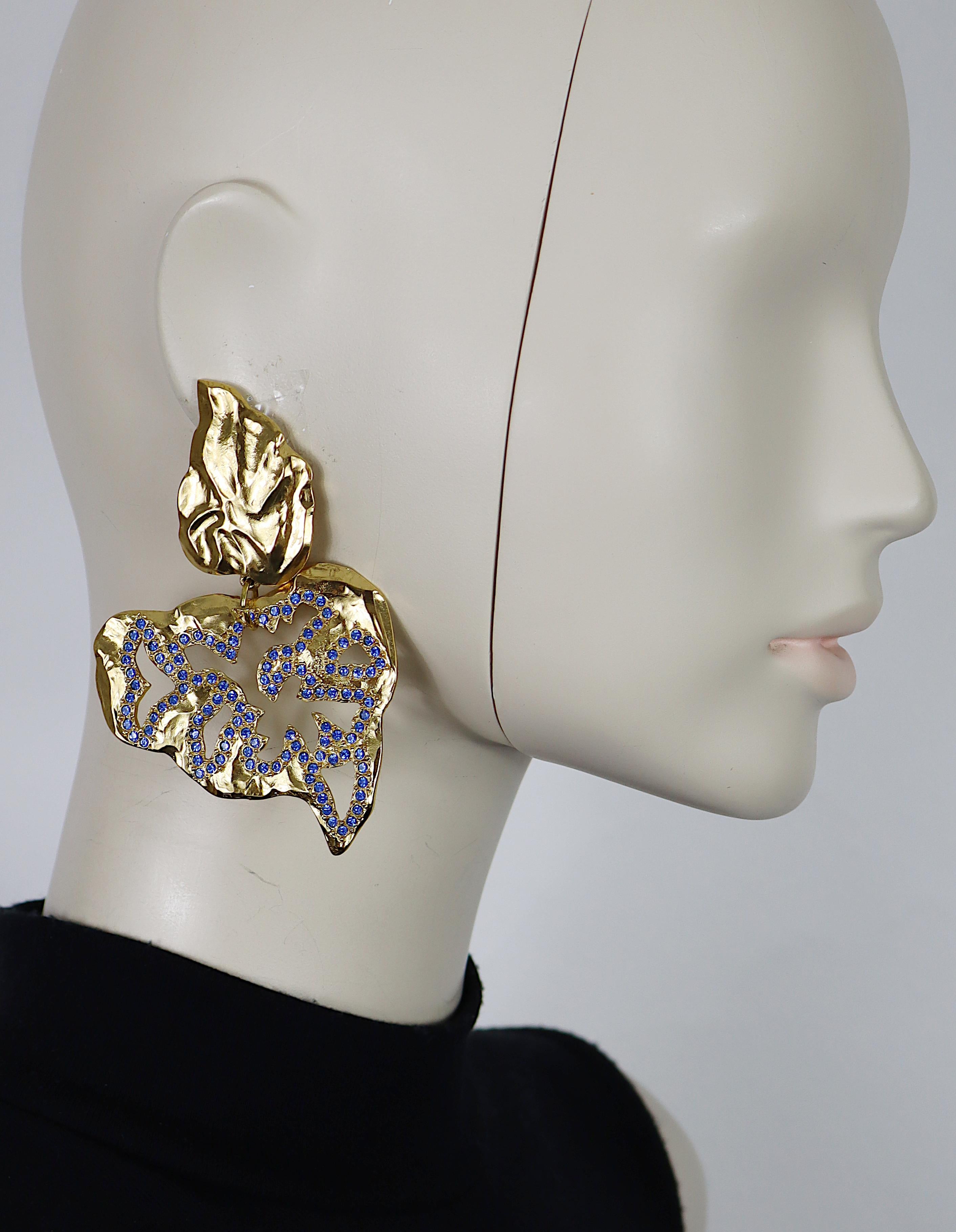 YVES SAINT LAURENT vintage massive textured gold tone openwork dangling earrings (clip-on) embellished with blue colour crystals.

Embossed YSL Made in France.

Indicative measurements : max. height approx. 9.5 cm (3.74 inches) / max. width approx.