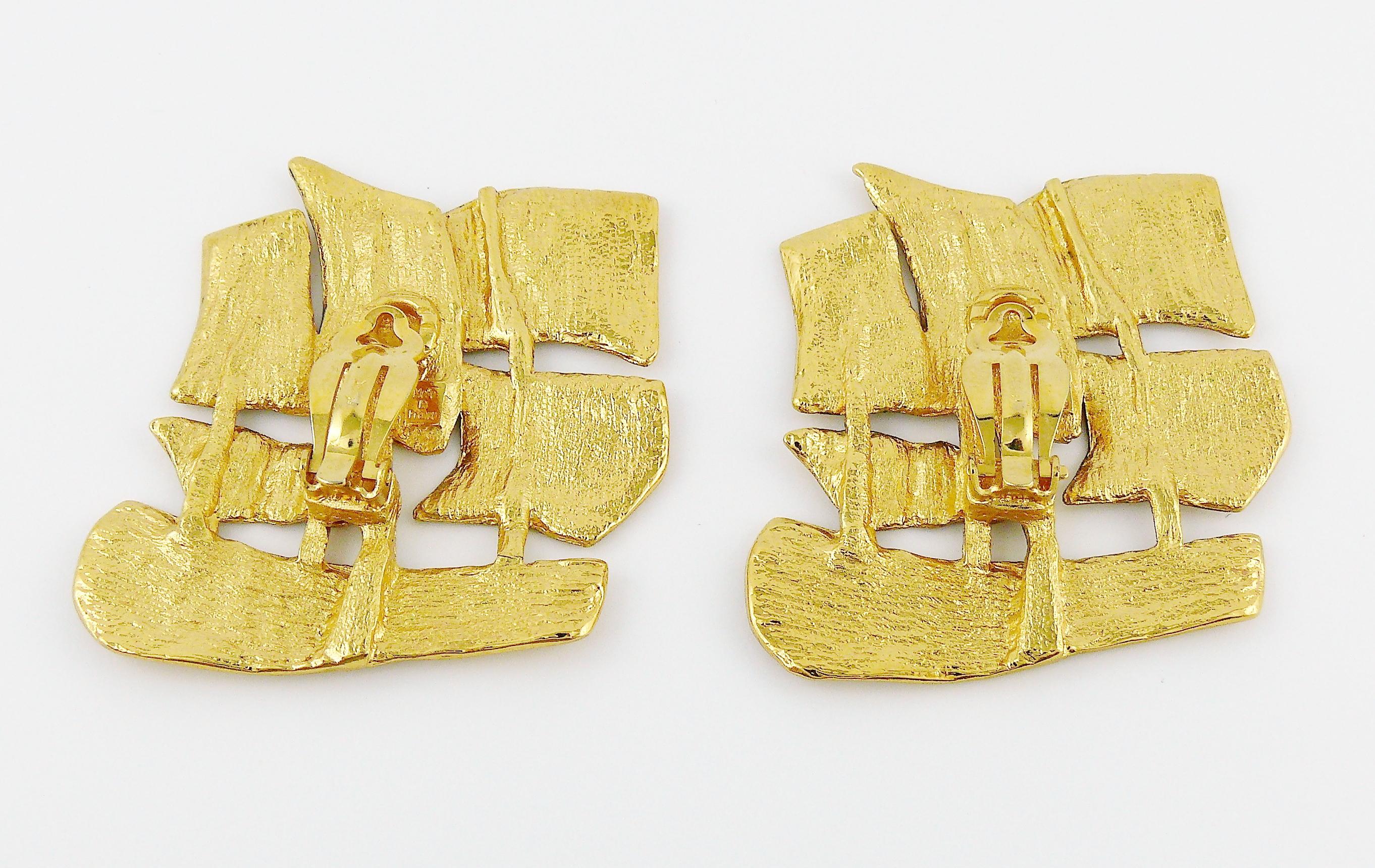 Yves Saint Laurent YSL Vintage Massive Sailing Ship Clip On Earrings In Excellent Condition For Sale In Nice, FR