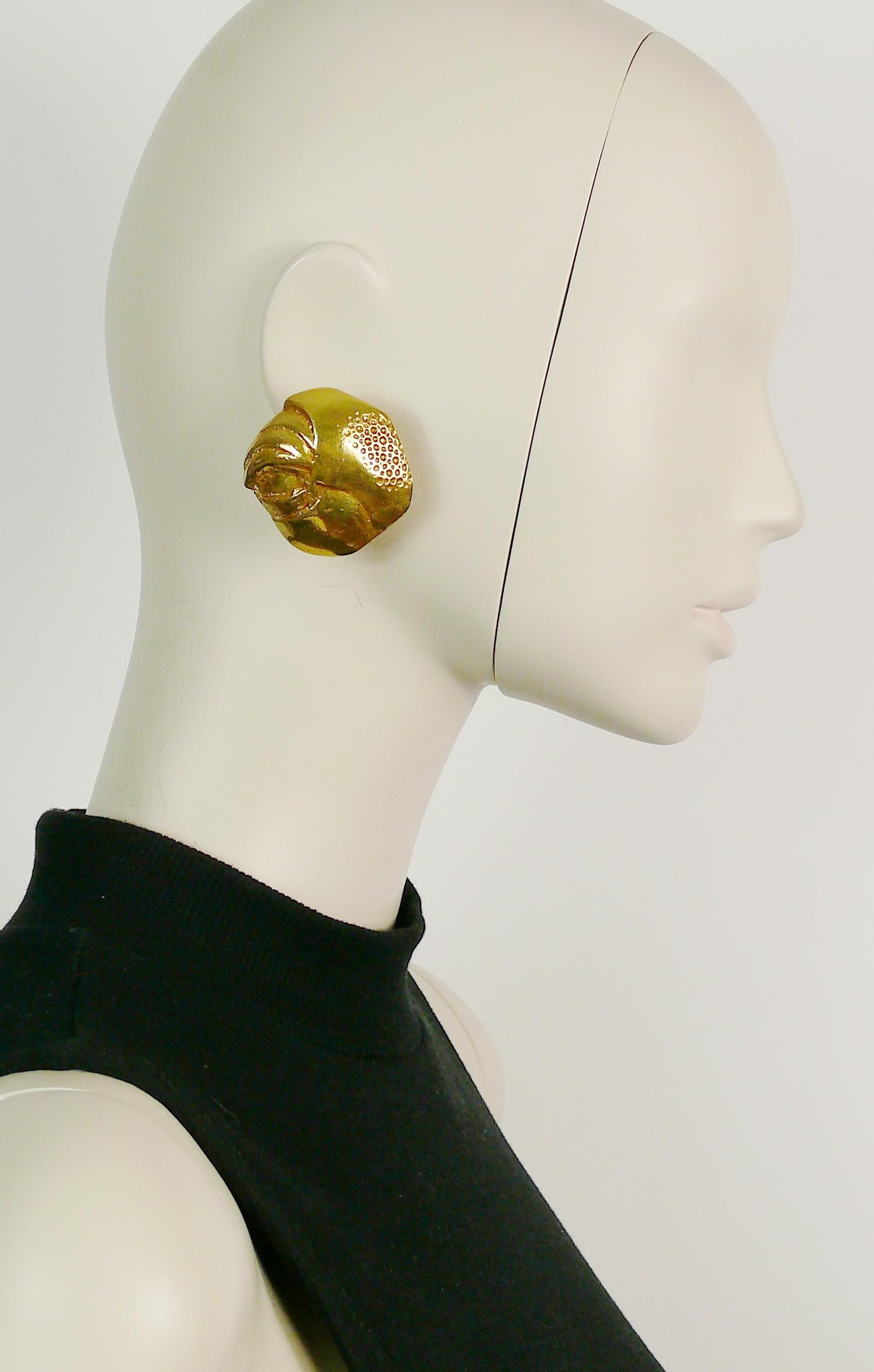 YVES SAINT LAURENT Vintage-Ohrringe in massivem, goldfarbenem, strukturiertem Clip.

Geprägtes YSL Made in France.

Ungefähre Maße: max. ca. 4 cm x max. ca. 4,4 cm (1,57 Zoll x 1,73 Zoll).

ANMERKUNGEN
- Es handelt sich um einen gebrauchten