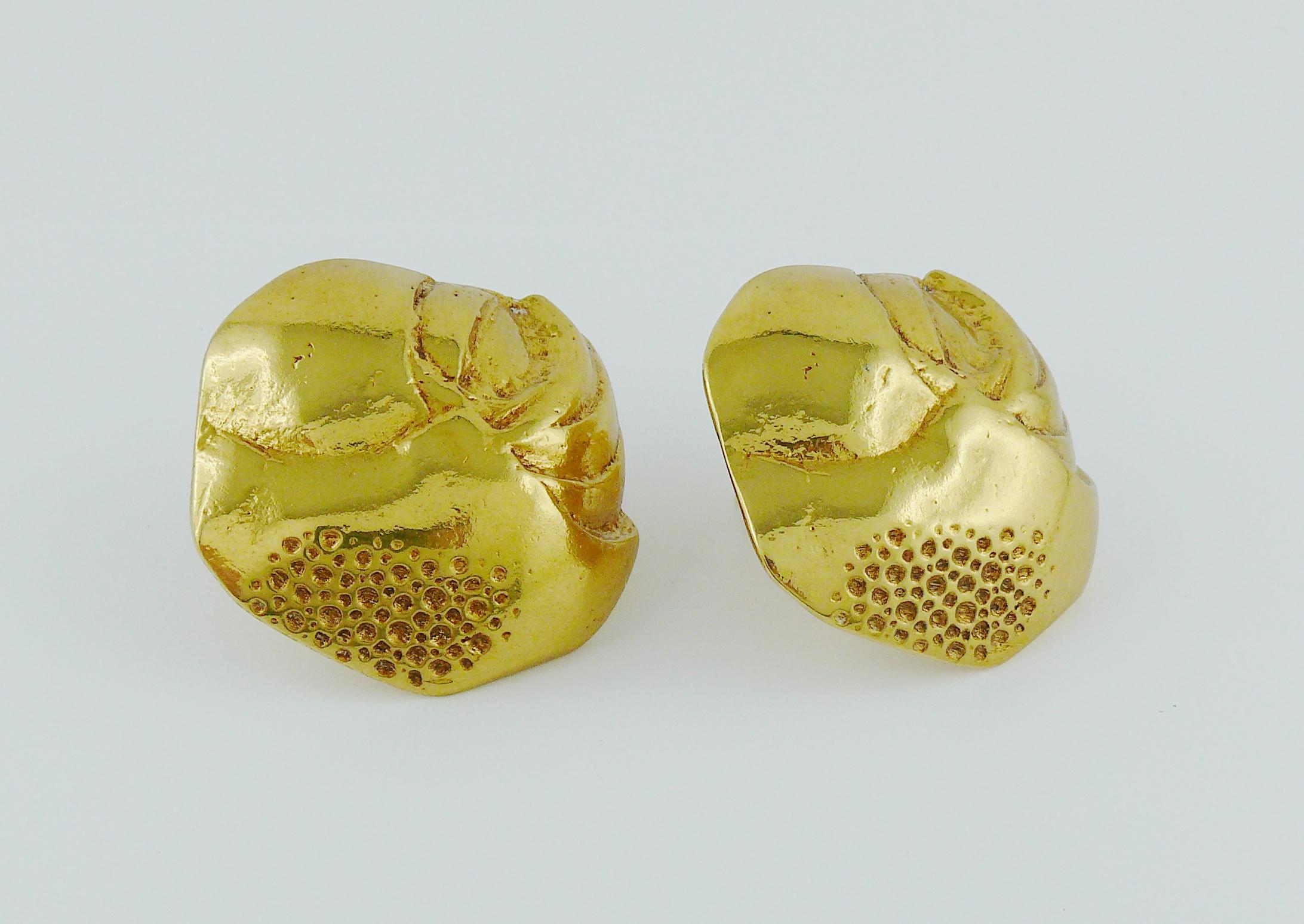 Yves Saint Laurent YSL Vintage Massive Textured Clip On Earrings In Excellent Condition For Sale In Nice, FR