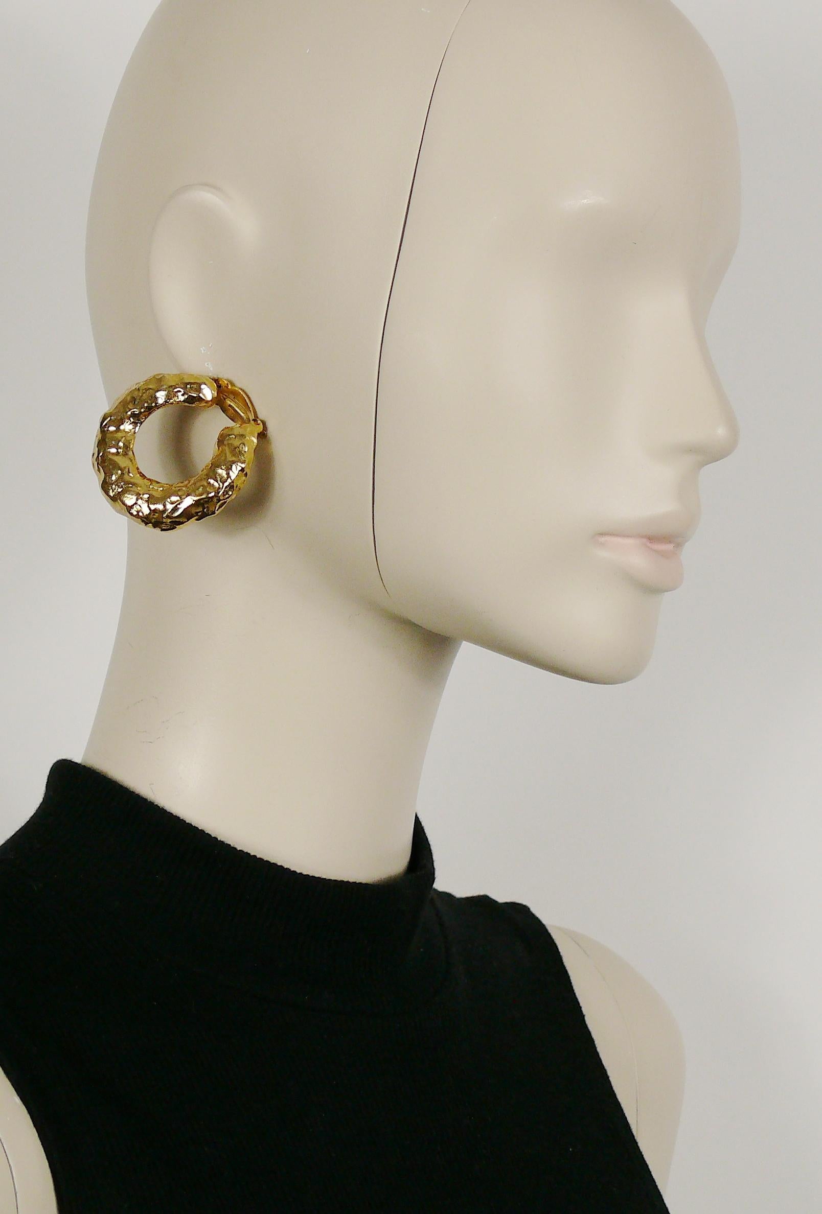 YVES SAINT LAURENT vintage massive gold toned textured hoop earrings (clip-on).

Embossed YSL Made in France.

Indicative measurements : diameter approx. 4.2 cm (1.65 inches).

NOTES
- This is a preloved item, therefore it might have