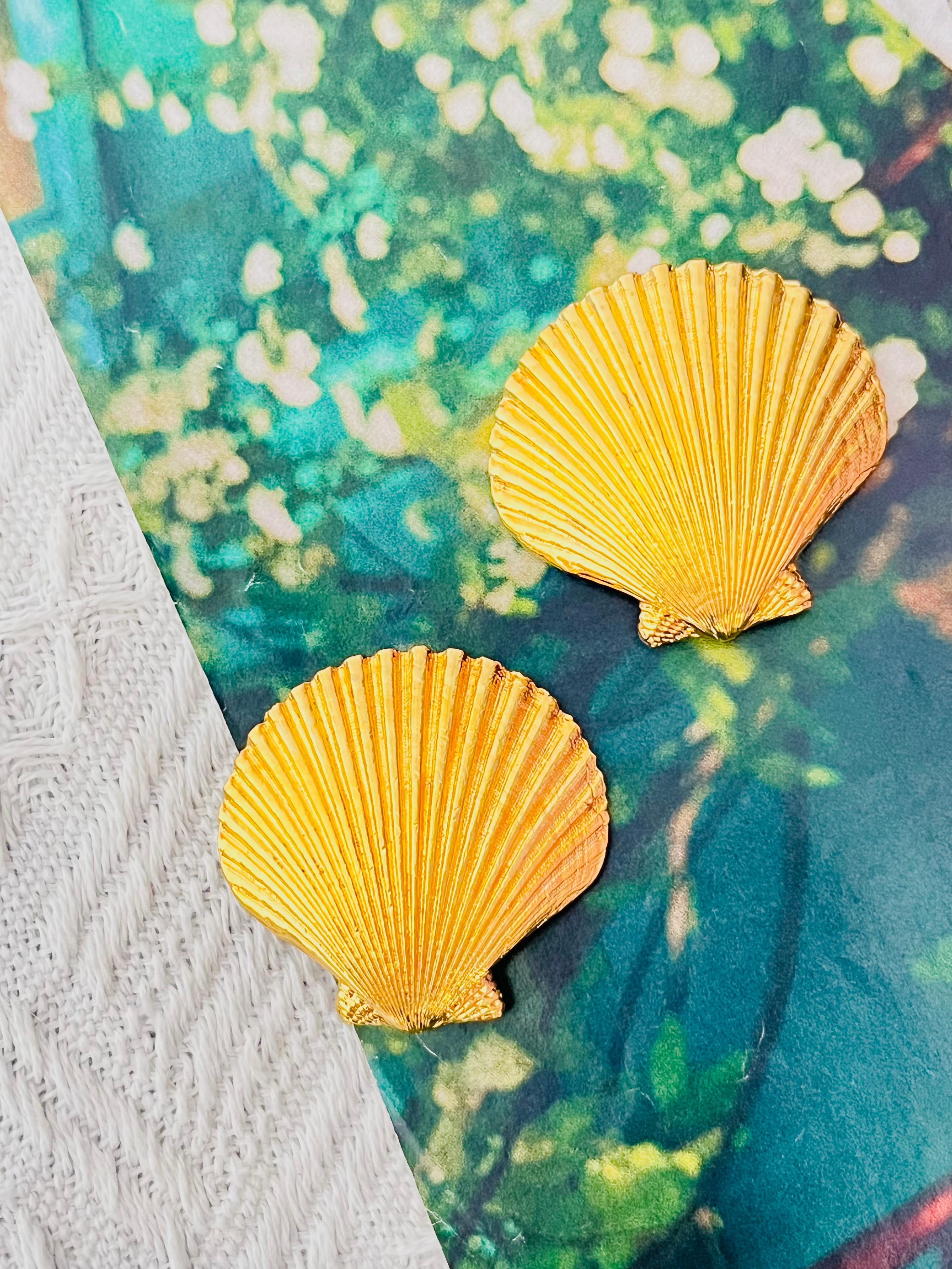 Yves Saint Laurent YSL Pendientes de clip de concha grande con textura masiva vintage en Excelente estado para la venta en Wokingham, England