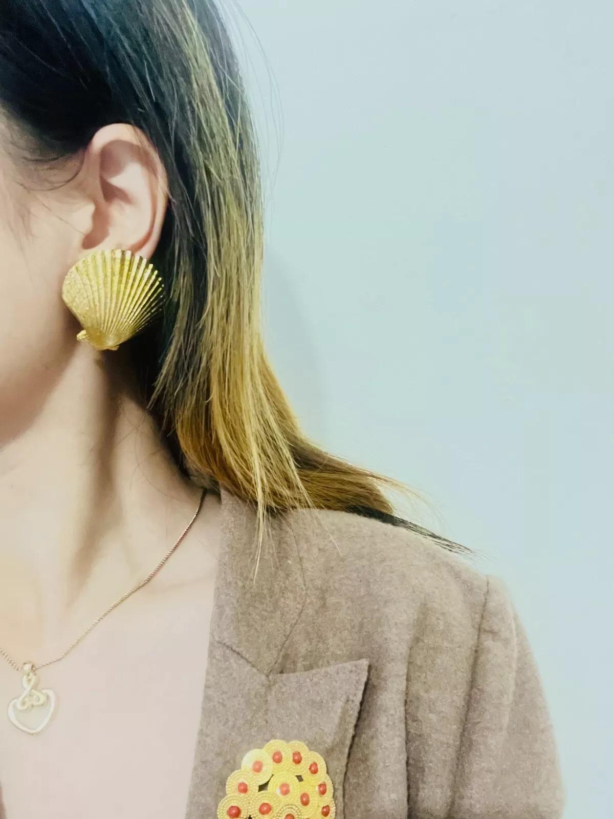Femenino o masculino Yves Saint Laurent YSL Pendientes de clip de concha grande con textura masiva vintage en venta