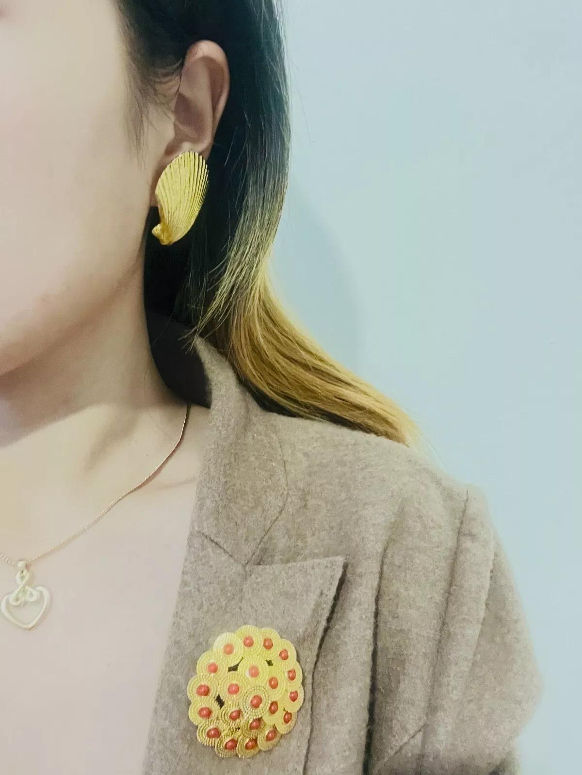 Yves Saint Laurent YSL Pendientes de clip de concha grande con textura masiva vintage en venta 3