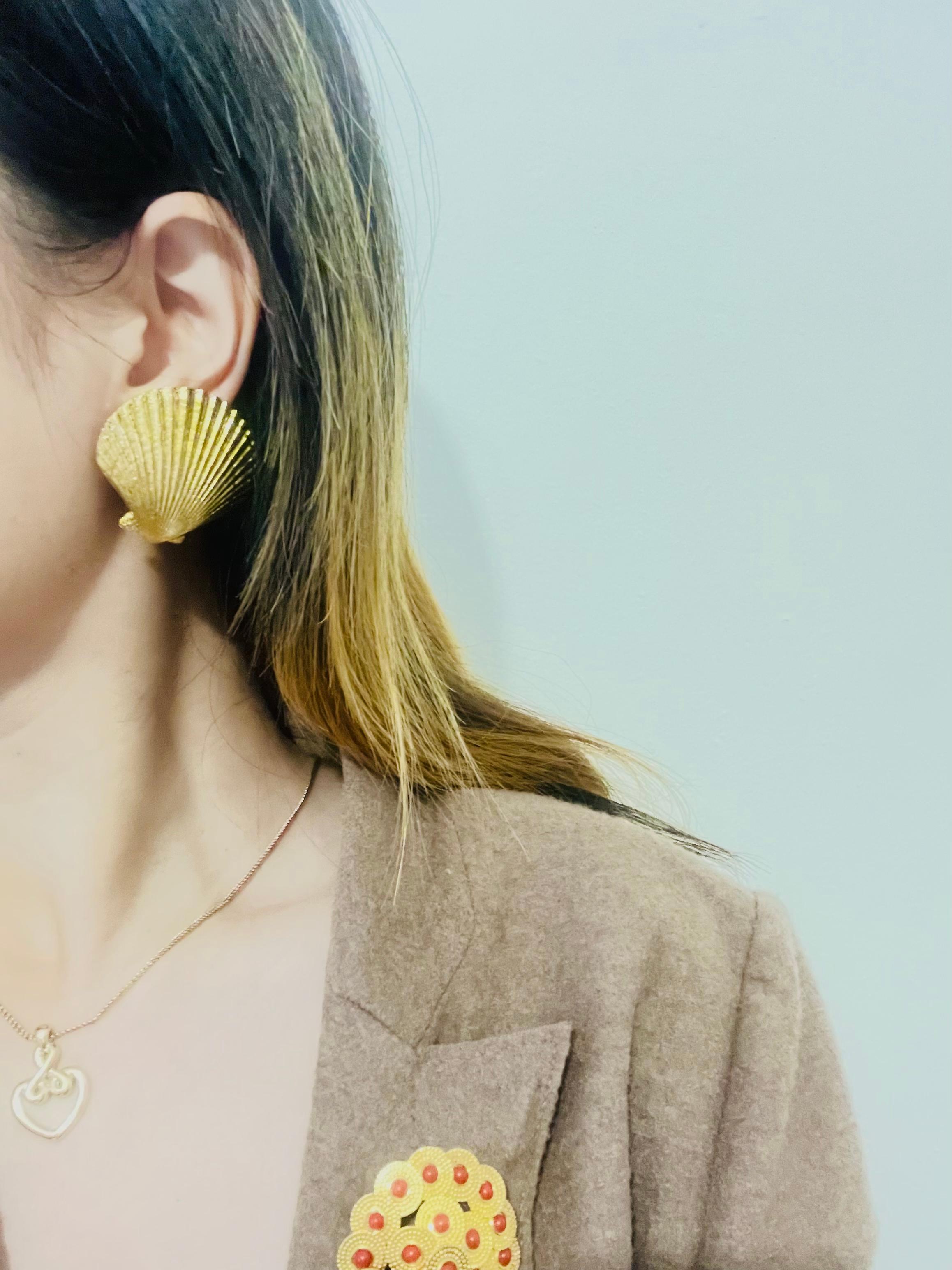 Yves Saint Laurent YSL Vintage Massive Textured Vivid Shell Gold Clip Earrings  For Sale 2