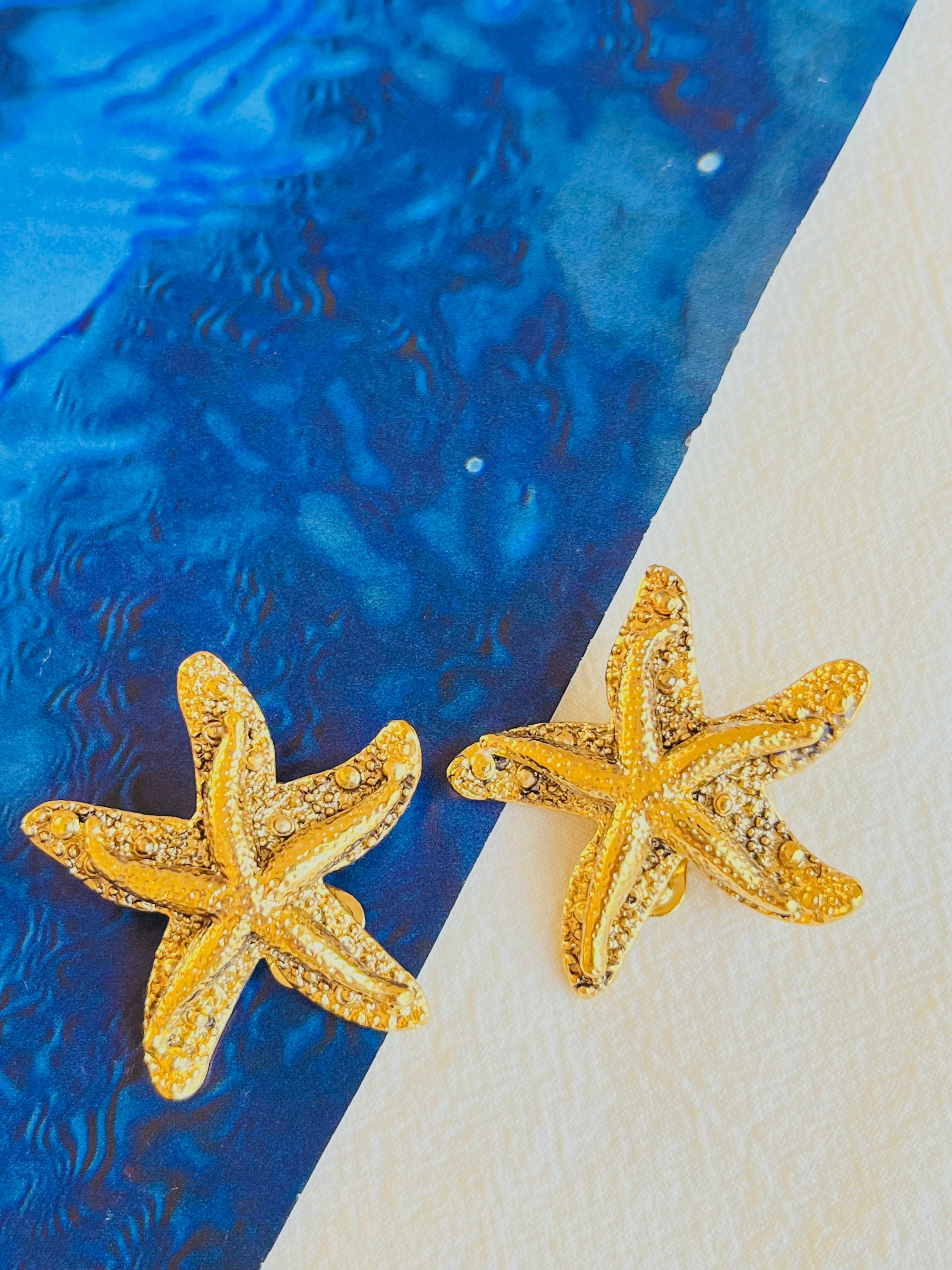 Yves Saint Laurent YSL Vintage Massive Textured Vivid Starfishes Clip Earrings In Excellent Condition For Sale In Wokingham, England