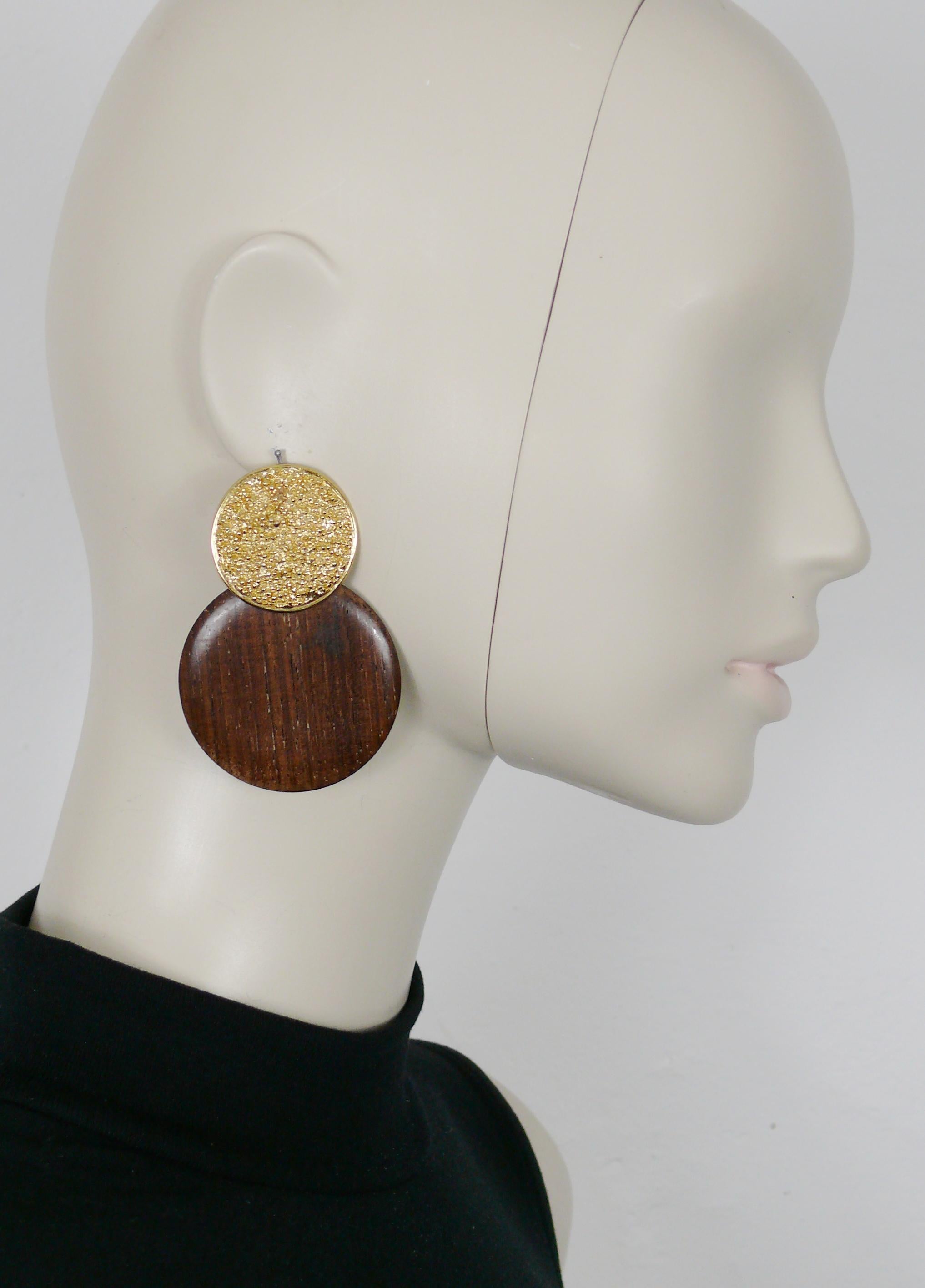 YVES SAINT LAURENT vintage massive dangling earrings (clip-on) featuring a large wood disc topped by a textured gold toned disc.

Embossed YSL Made in France.

Indicative measurements : height approx. 7.2 cm (2.83 inches) / max. diameter approx. 4.8
