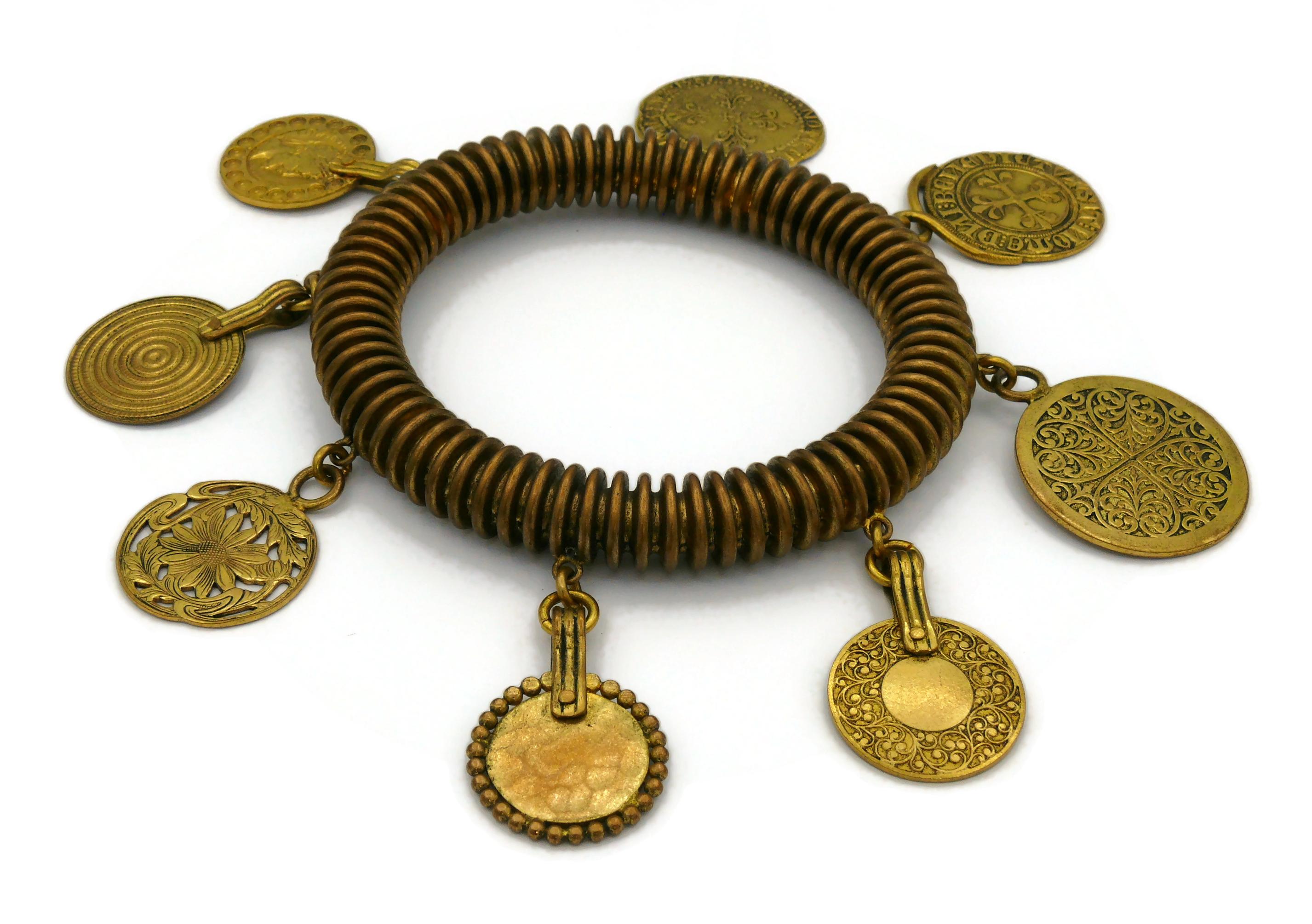 YVES SAINT LAURENT Bracelet jonc vintage à breloques médailles YSL Bon état - En vente à Nice, FR