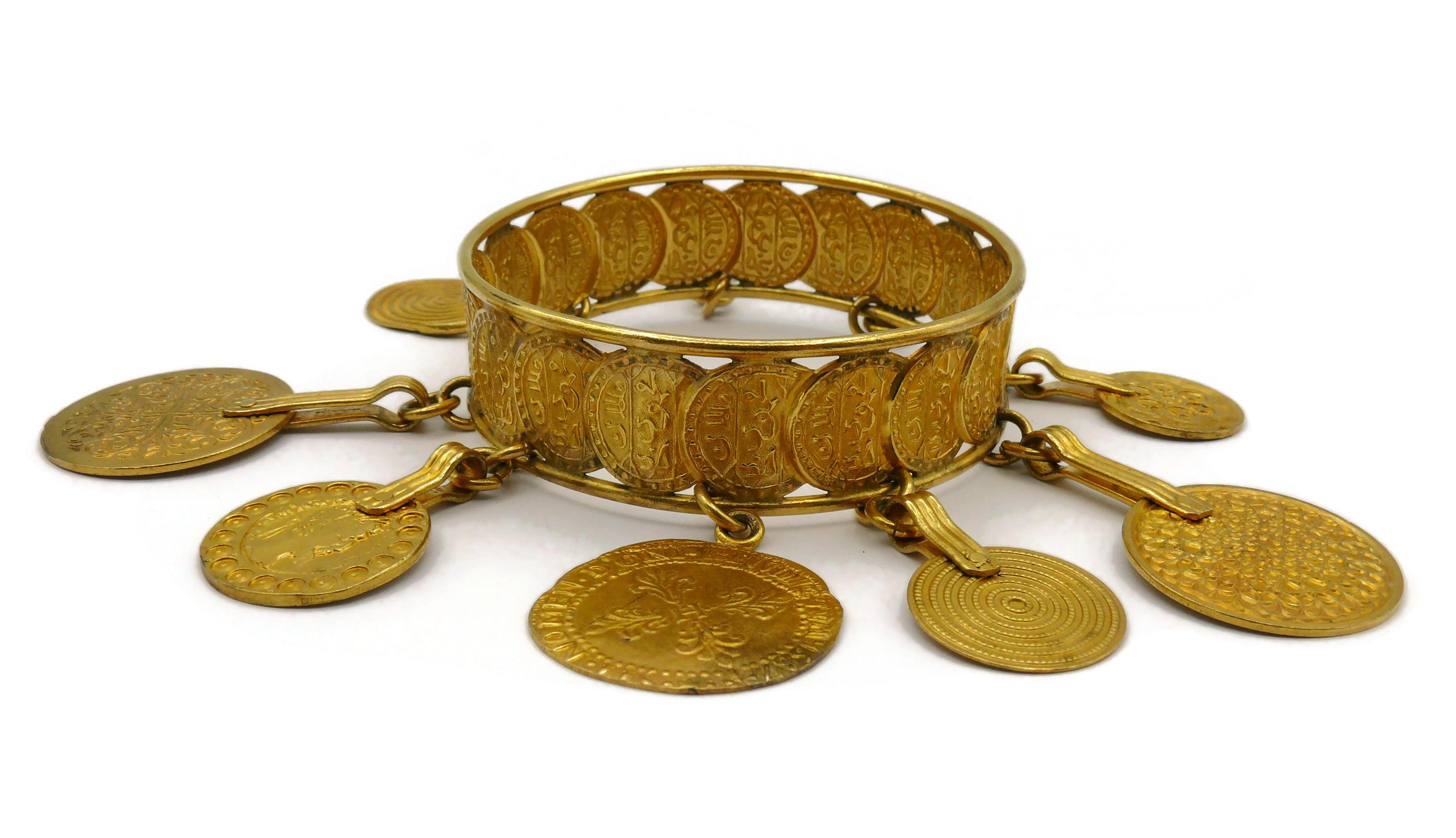 YVES SAINT LAURENT Bracelet jonc vintage à breloques médailles YSL en vente 2