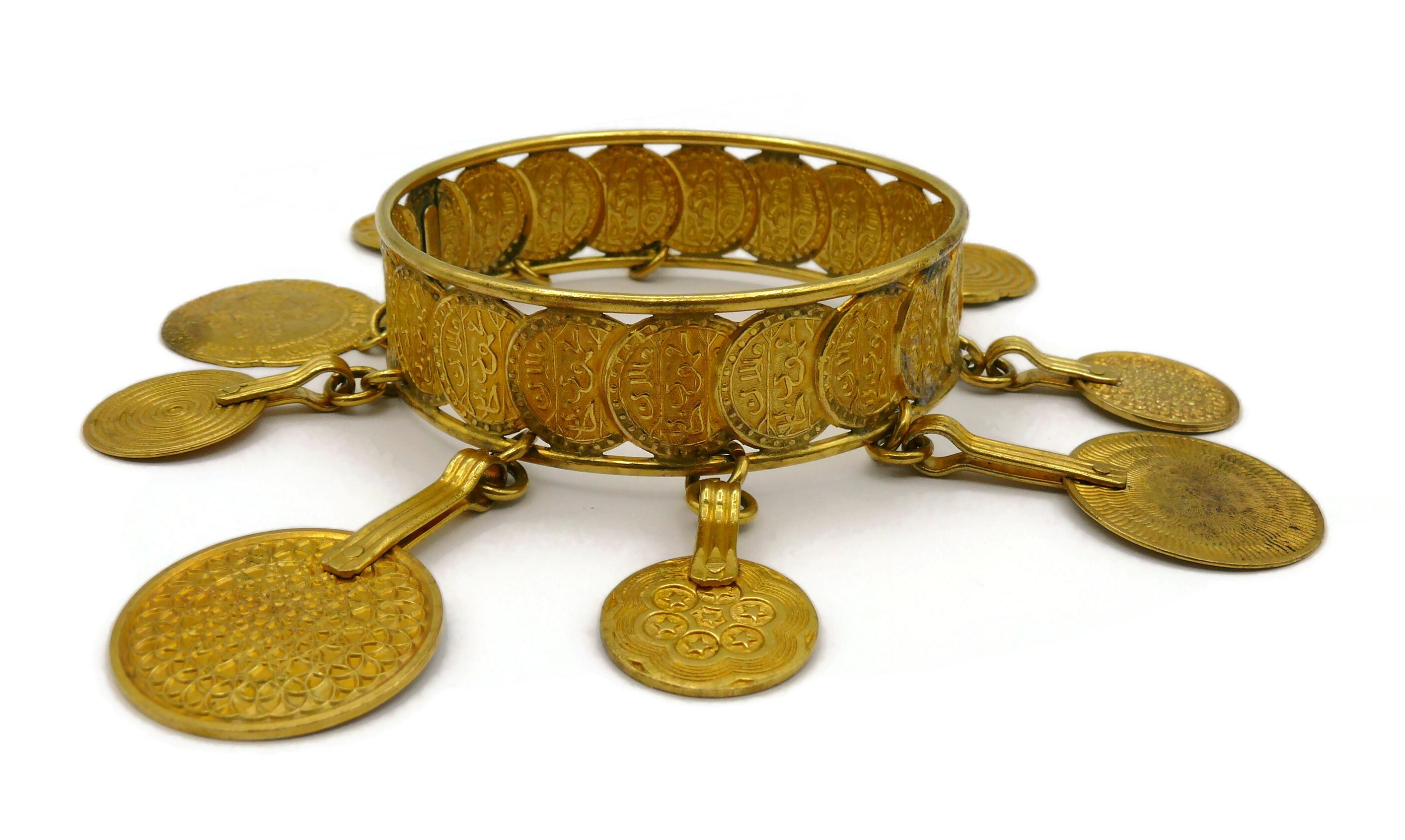 YVES SAINT LAURENT Bracelet jonc vintage à breloques médailles YSL en vente 3