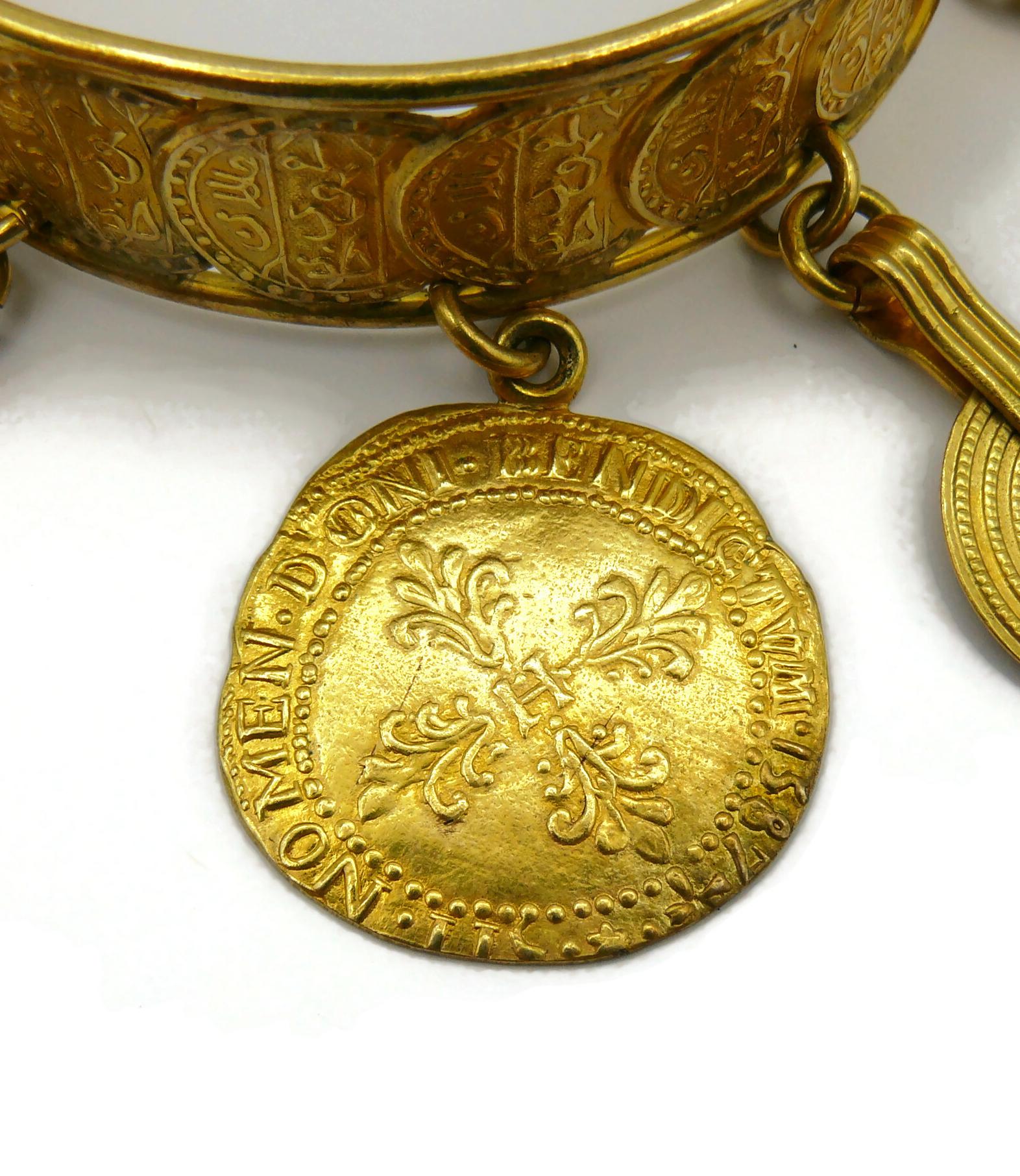 YVES SAINT LAURENT Bracelet jonc vintage à breloques médailles YSL en vente 4