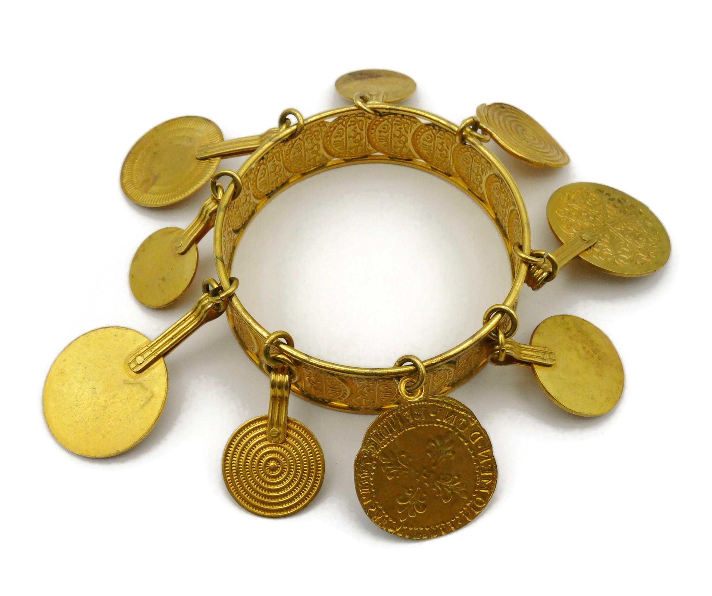 YVES SAINT LAURENT Bracelet jonc vintage à breloques médailles YSL en vente 6