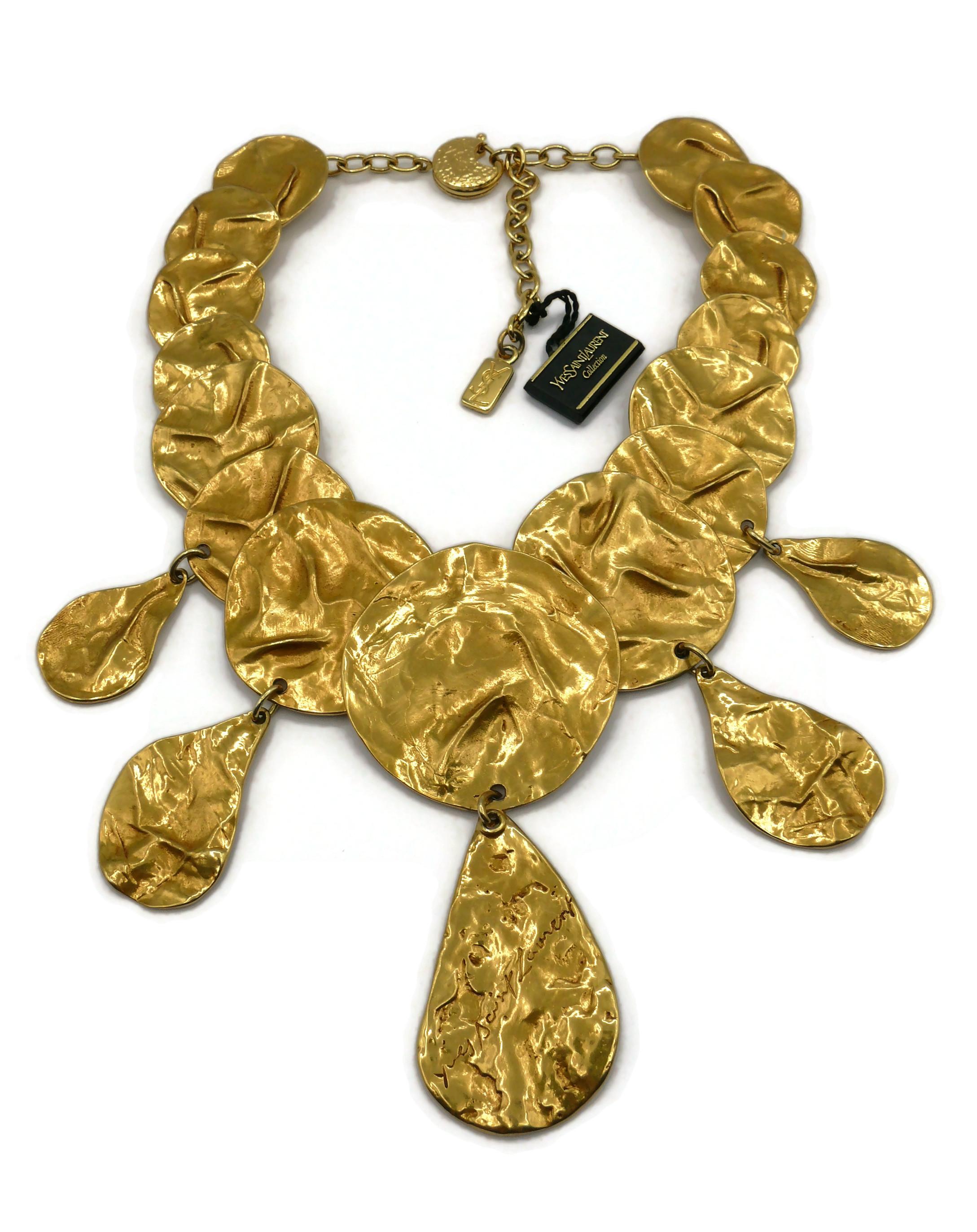 YVES SAINT LAURENT YSL Vintage Opulent Gold Tone Crumpled Discs Necklace In Excellent Condition For Sale In Nice, FR