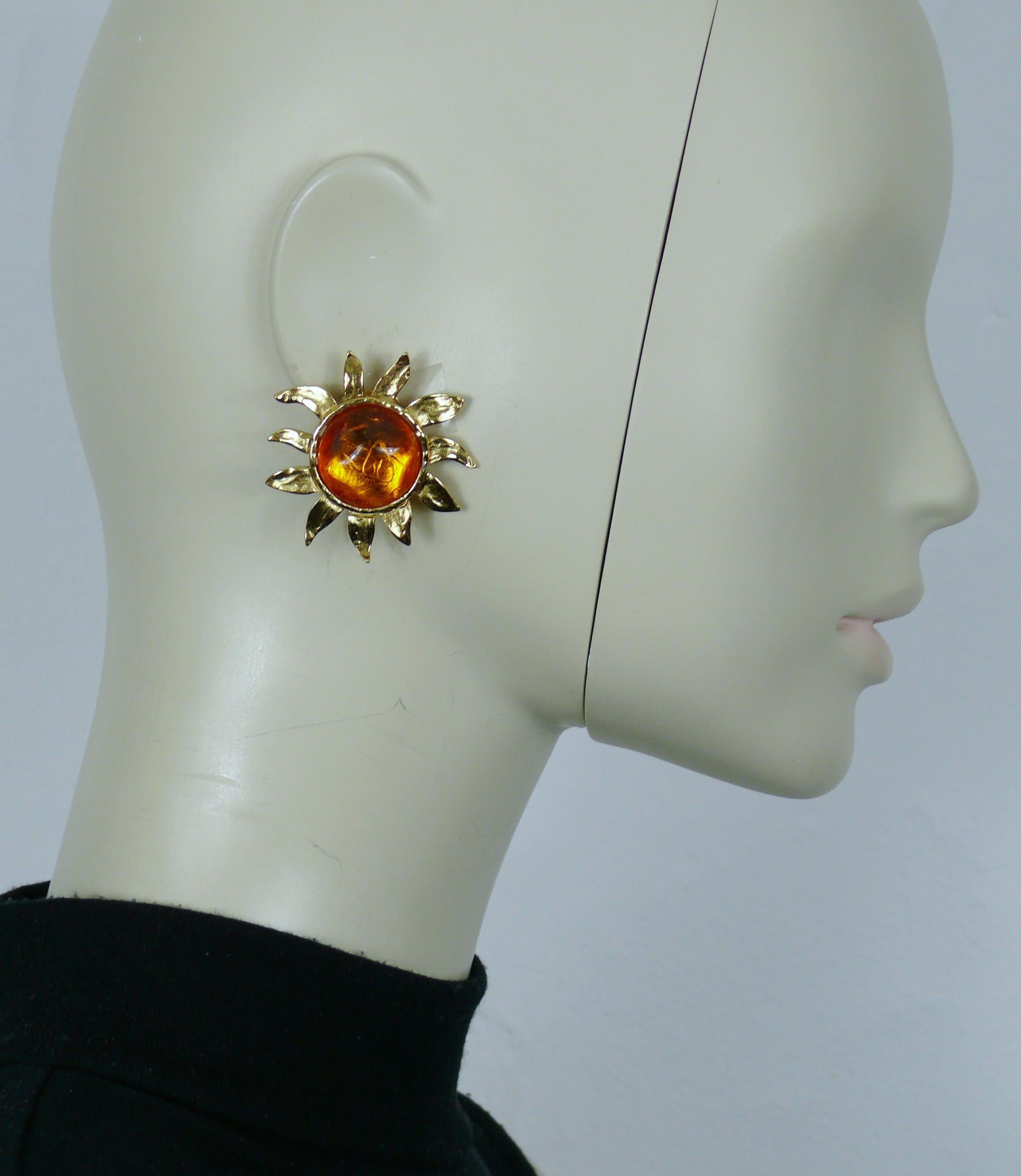 YVES SAINT LAURENT vintage textured sun clip-on earrings featuring an irregular shaped orange resin cabochon at the center.

Embossed YSL.

Indicative measurements : max. height approx. 4.3 cm (1.69 inches) / max. width approx. 4.1 cm (1.61