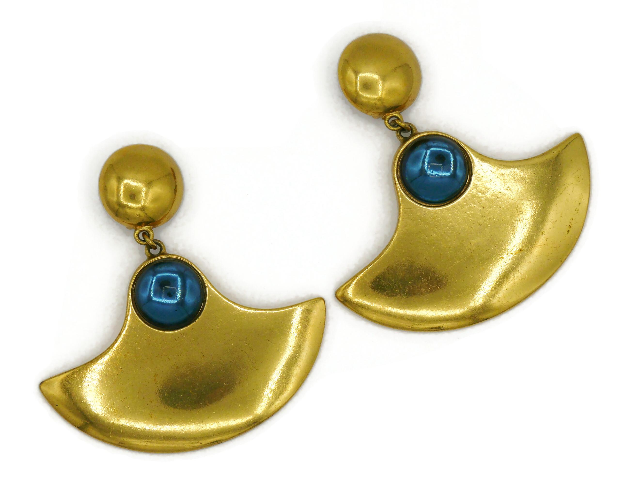 YVES SAINT LAURENT oversized vintage fan shaped gold tone dangling earrings (clip-on) embellished with a blue glass cabochon.

Embossed YSL Made in France.

Indicative measurements : height approx. 8.3 cm (3.27 inches) / max. width approx. 7.8 cm