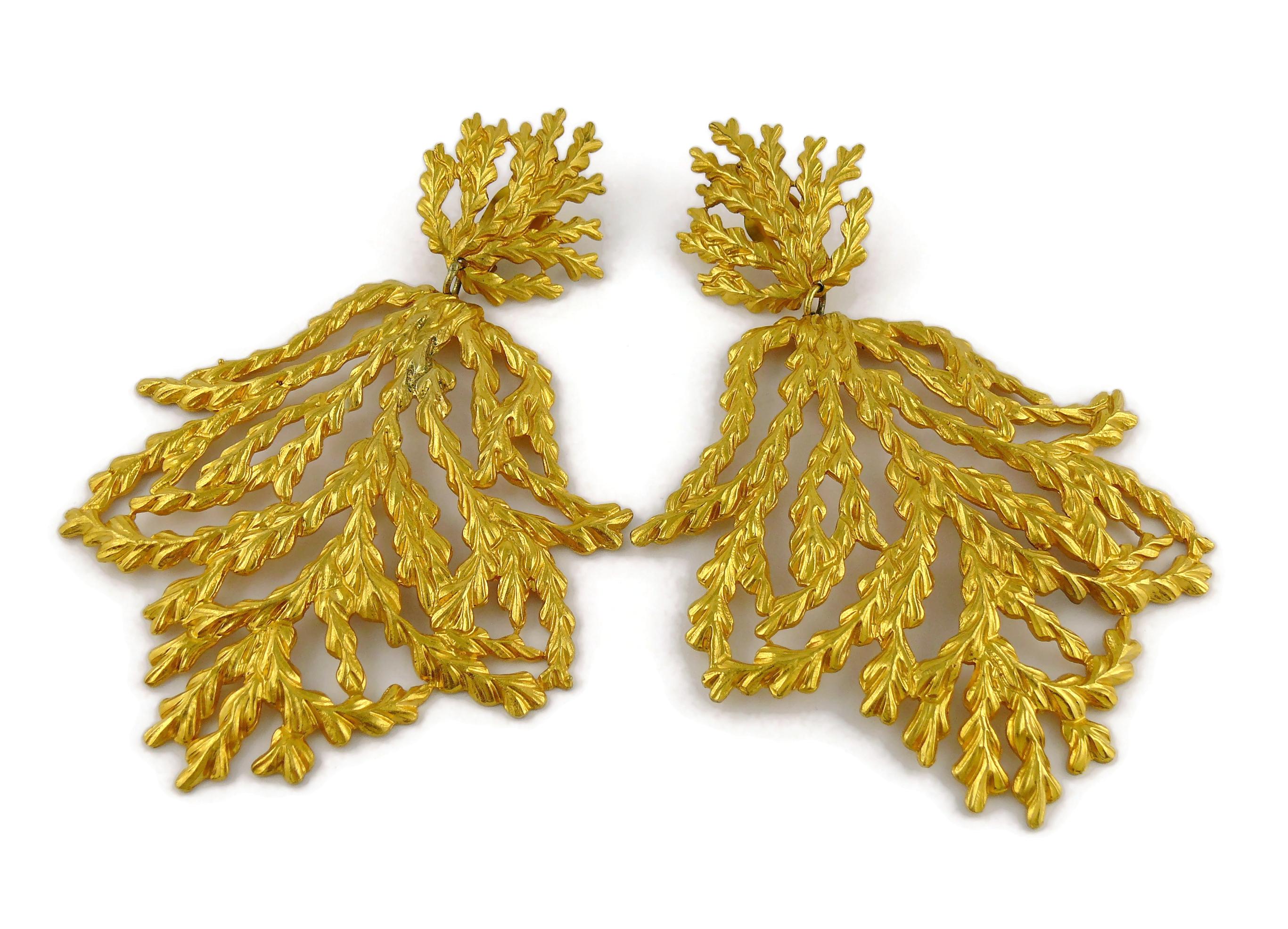 Yves Saint Laurent YSL Vintage Oversized Gold Toned Foliage Dangling Earrings In Good Condition In Nice, FR