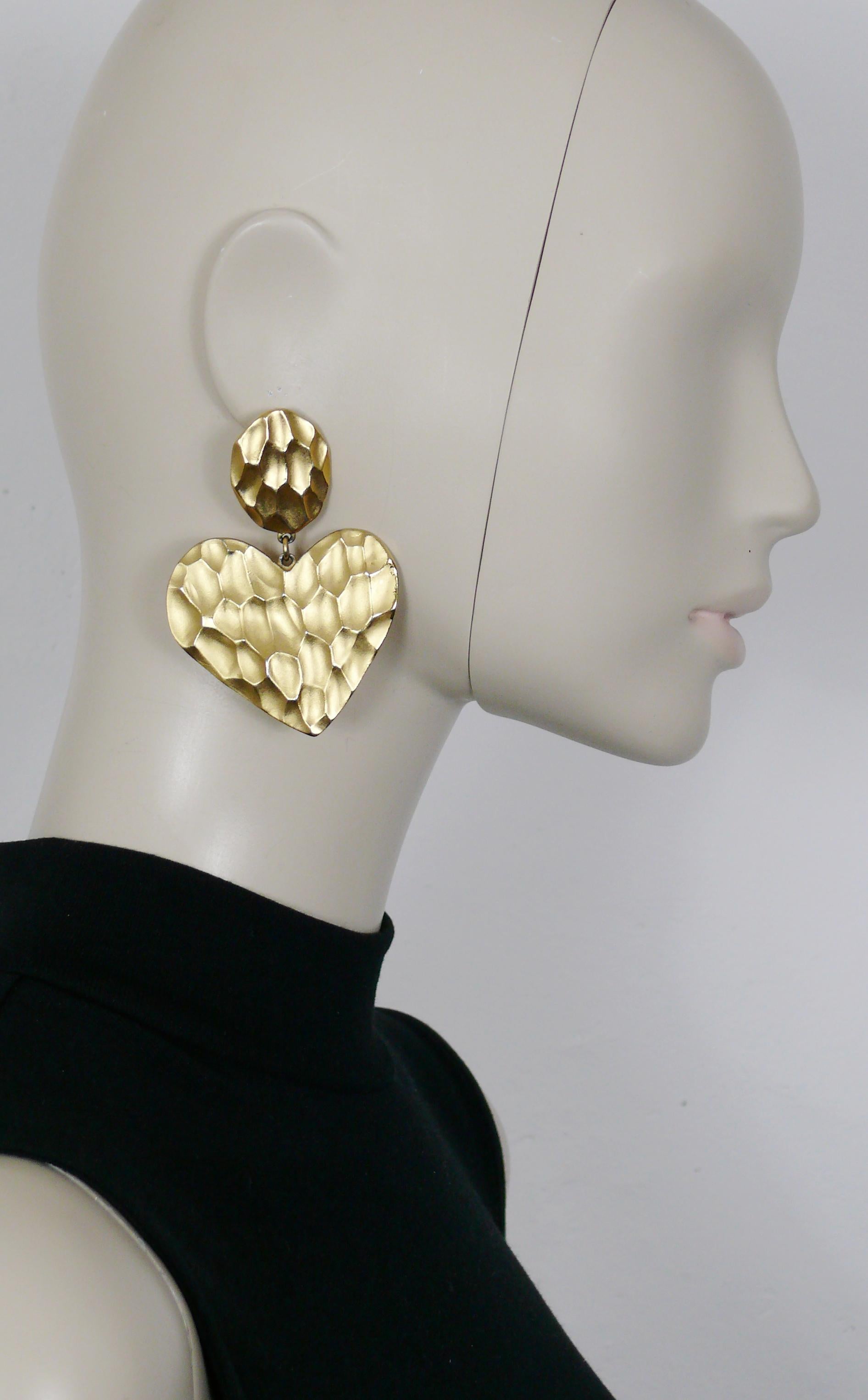 YVES SAINT LAURENT vintage oversized matte gold toned heart dangling earrings (clip-on) featuring an hammered design.

Embossed YSL Made in France.

Indicative measurements : height approx. 7.5 cm (2.95 inches) / max. width approx. 5.5 cm (2.17