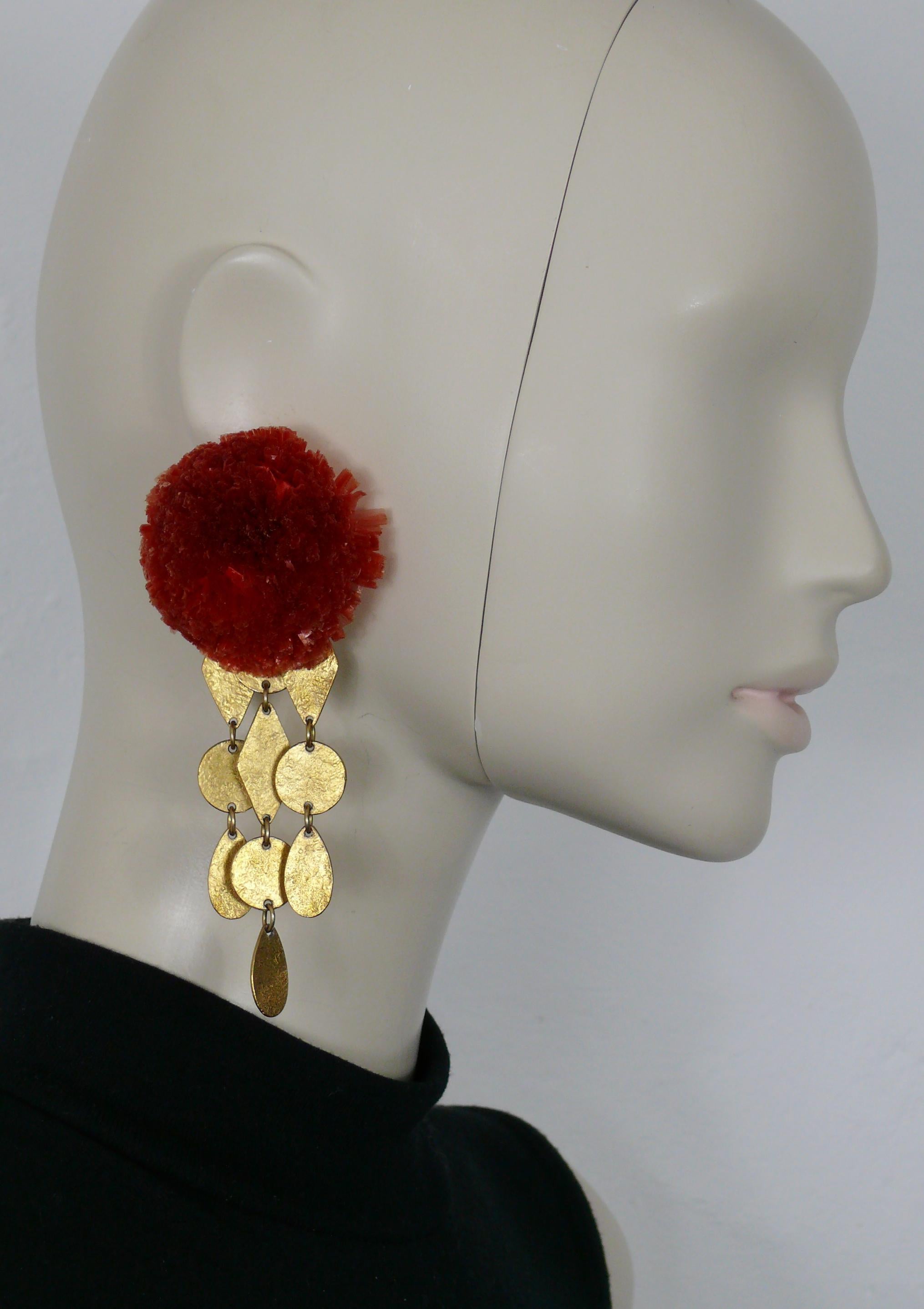 YVES SAINT LAURENT vintage gold toned dangling earrings (clip on) featuring a large coral color raffia pompom top and cascading textured charms.

Embossed YSL Made in France.

Indicative measurements : max. height approx. 12.5 cm (4.92 inches) /